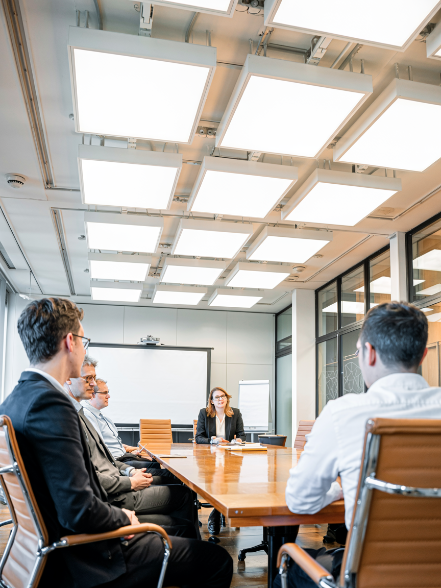 LED-Beleuchtung Konferenzraum & Meetingsraum Schweiz – blendfreie, produktivitätsfördernde Arbeitsplatzbeleuchtung