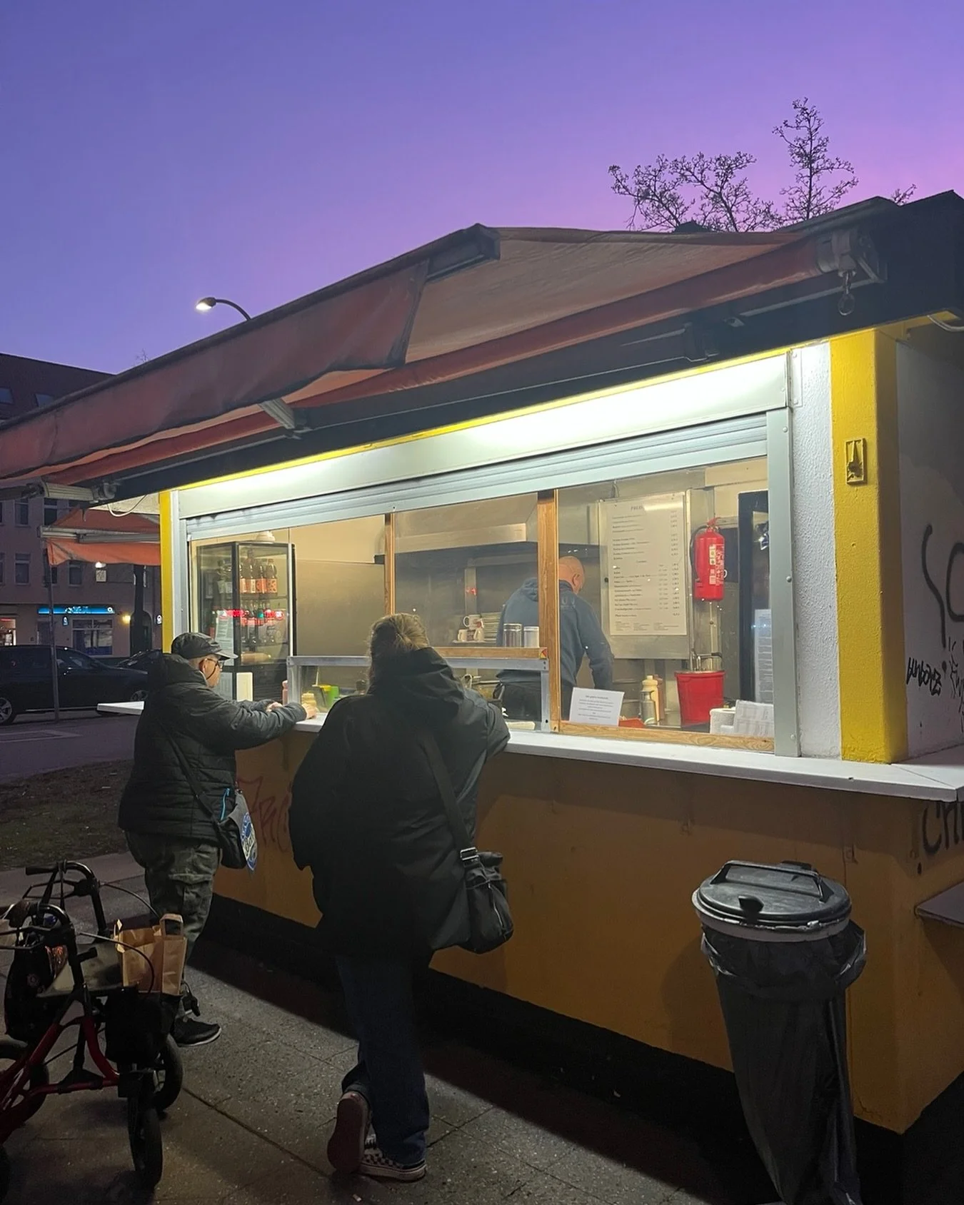 What&rsquo;s inside?
Bites &amp; Beats
Bite, sip, sniff &mdash; taste the city. Little edible secrets that taste like freedom and coffee at 3 a.m. Because Berlin&rsquo;s flavor is somewhere between currywurst and curiosity.