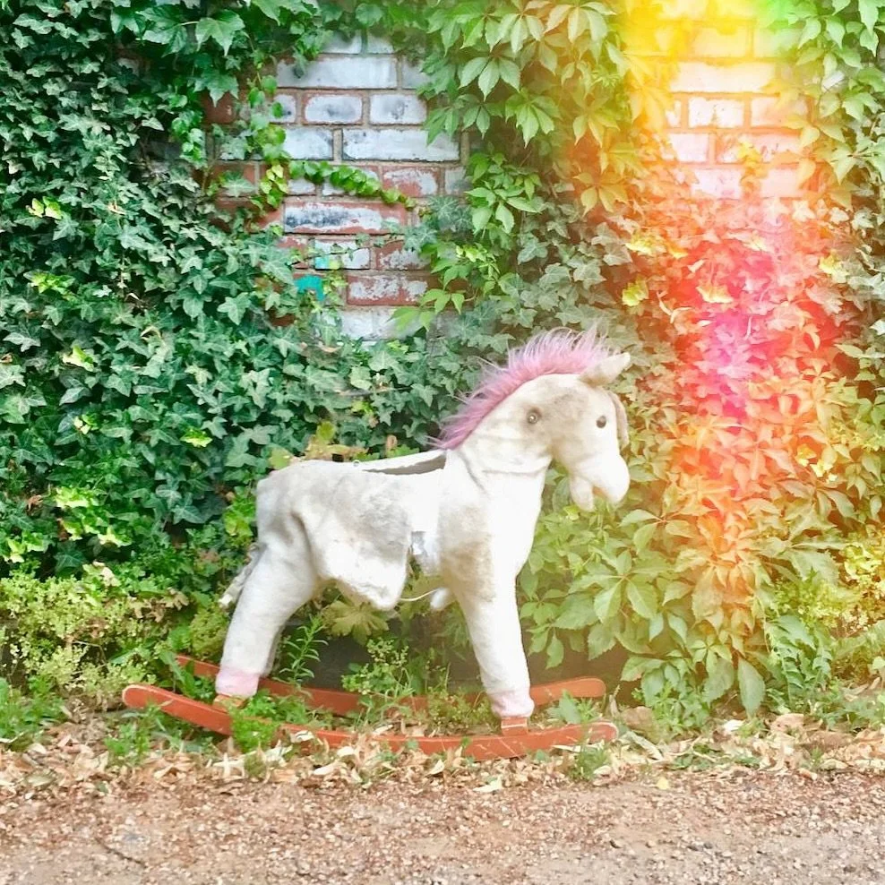 What&rsquo;s inside?
Stories &amp; Letters
Berlin, told by the people who live it. Market treasures, handwritten notes, and the city&rsquo;s heartbeat in words and sounds. Not just souvenirs, but real Berlin in paper and ink