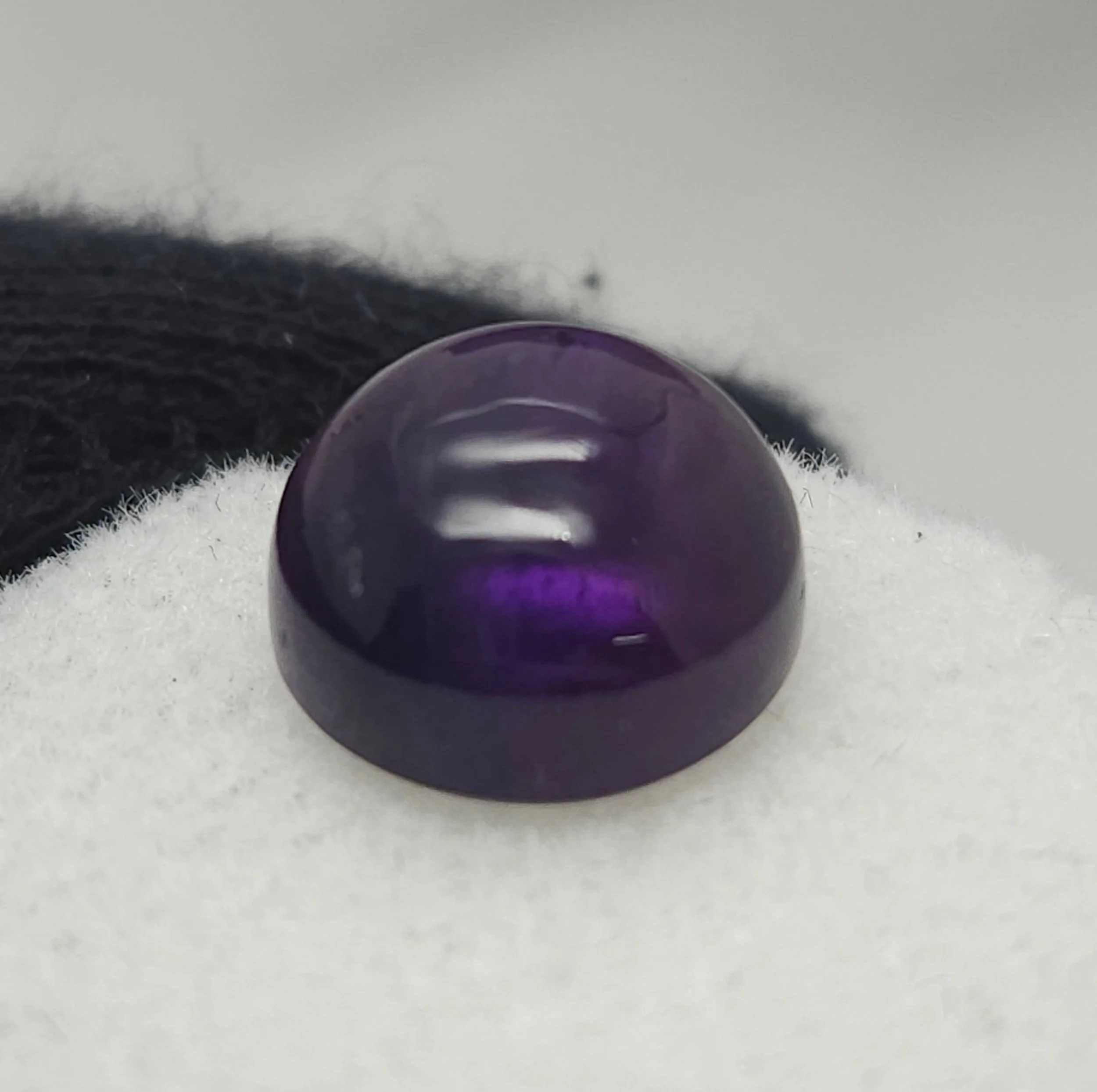 four-peaks-amethyst-round-cabochon-5ct-side.jpg