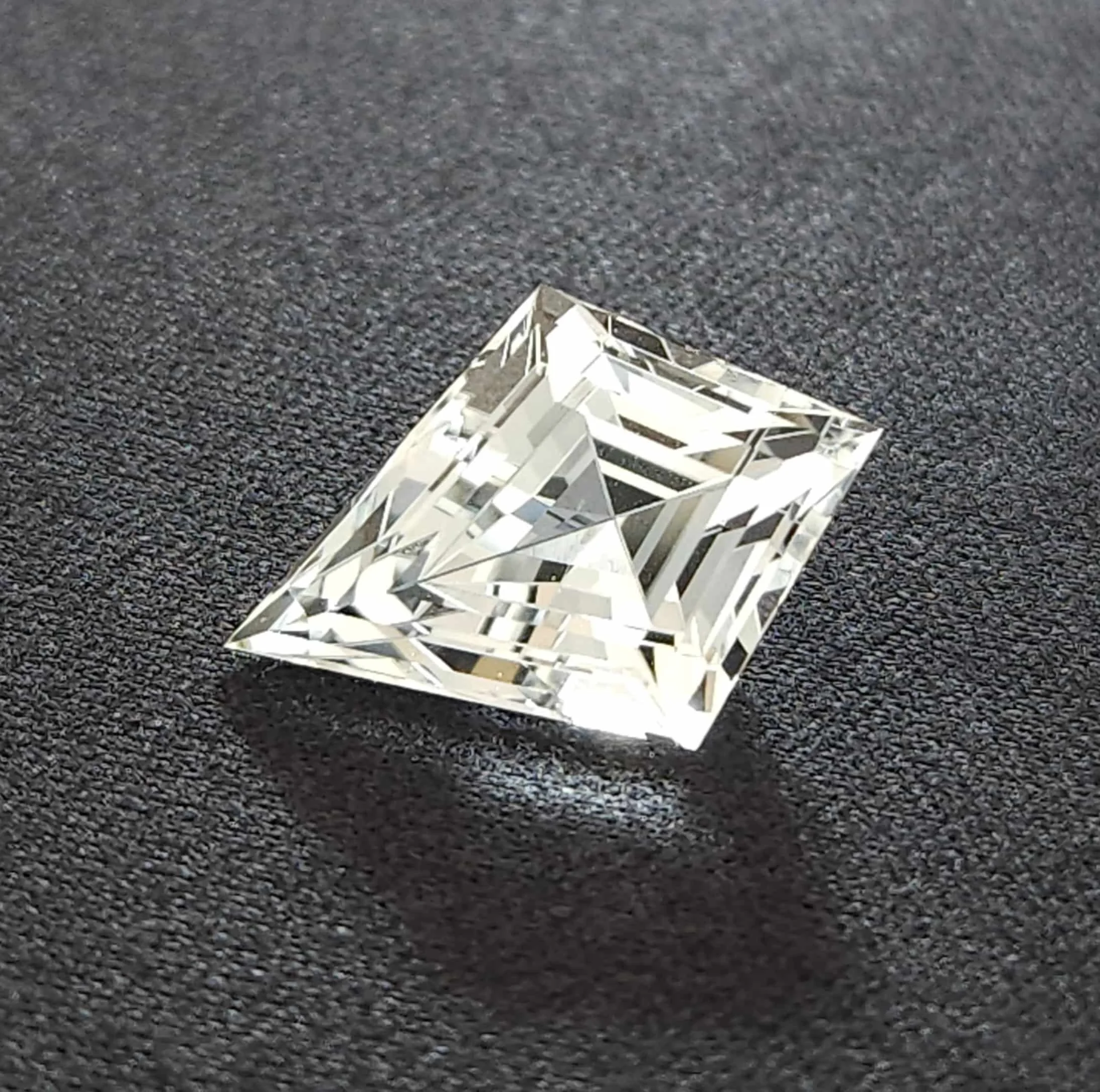 natural-blue-topaz-6ct-sideway-floded.jpg