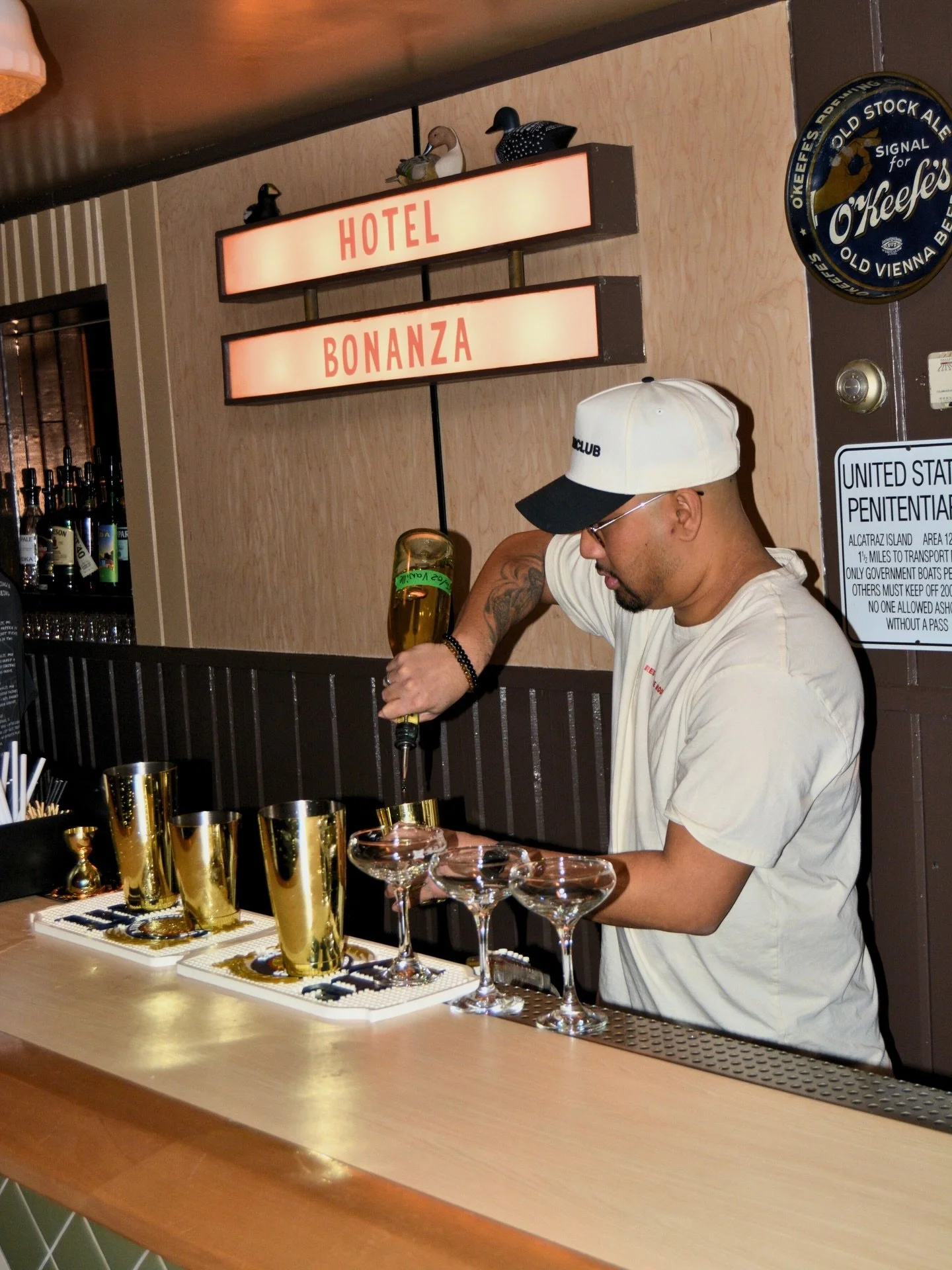 Soir&eacute;e d&rsquo;ouverture : H&ocirc;tel Bonanza 🍸🎱🍒
Merci &agrave; tous ceux qui ont pass&eacute;.

Paquets cadeaux remis aux invit&eacute;s.
Merci aux partenaires pour leur contribution.

@restaurant_substyle
@sousbois.vintage 
@cherryriver