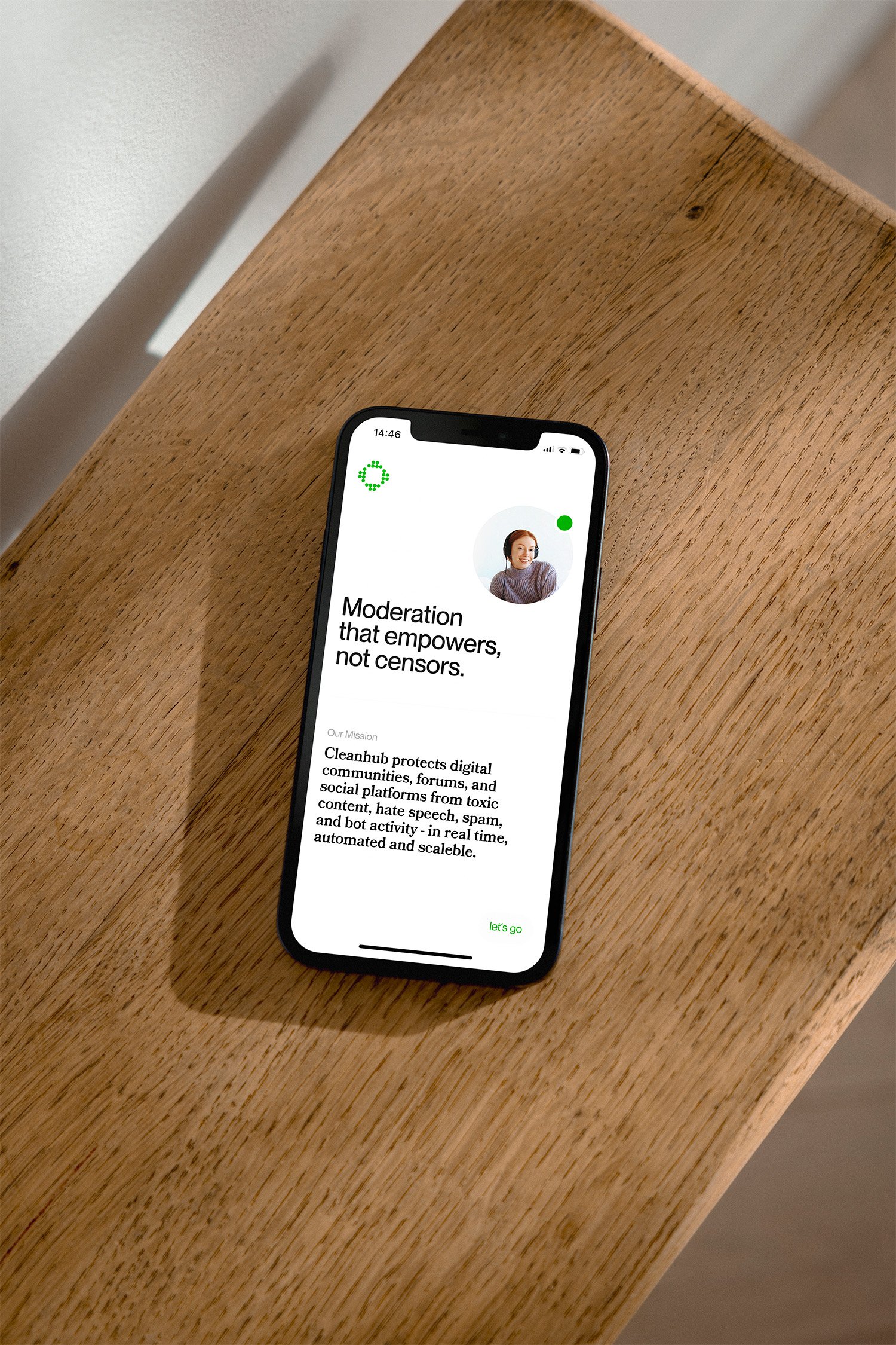 Handy zeigt Website zu digitalem Schutz vor Hassrede, Spam und Toxizität