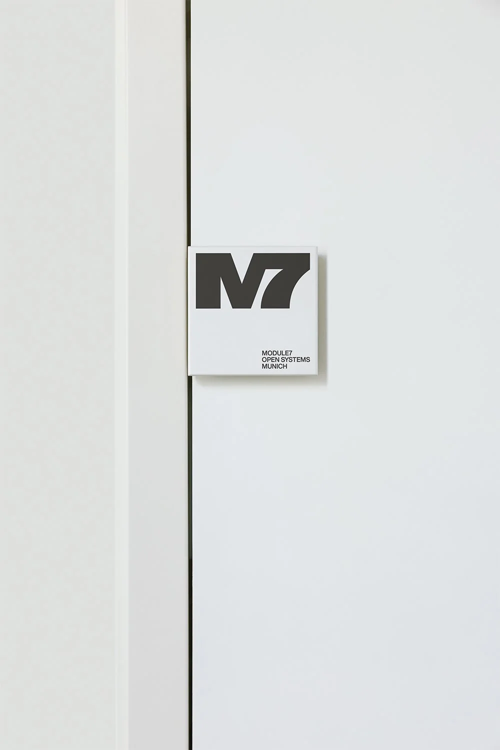 Schalttafel mit Logo des Münchner öffentlichen Verkehrs, die den Open Systems Module 7 Bereich kennzeichnet.