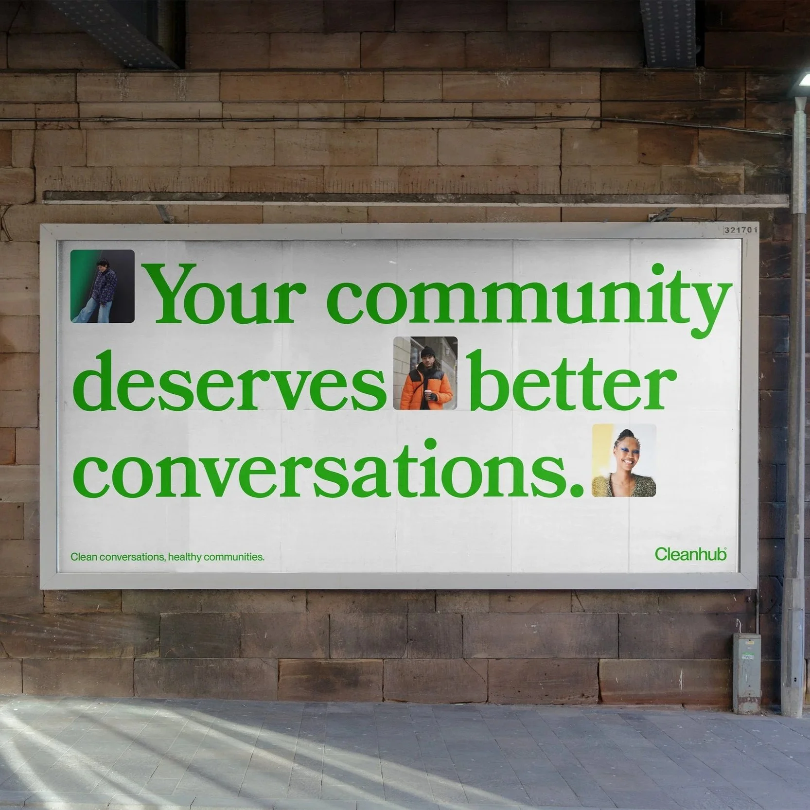 Schild mit der Aufschrift "Your community deserves better conversations" und Fotos von drei Personen, im Hintergrund eine Wand aus Ziegelsteinen.