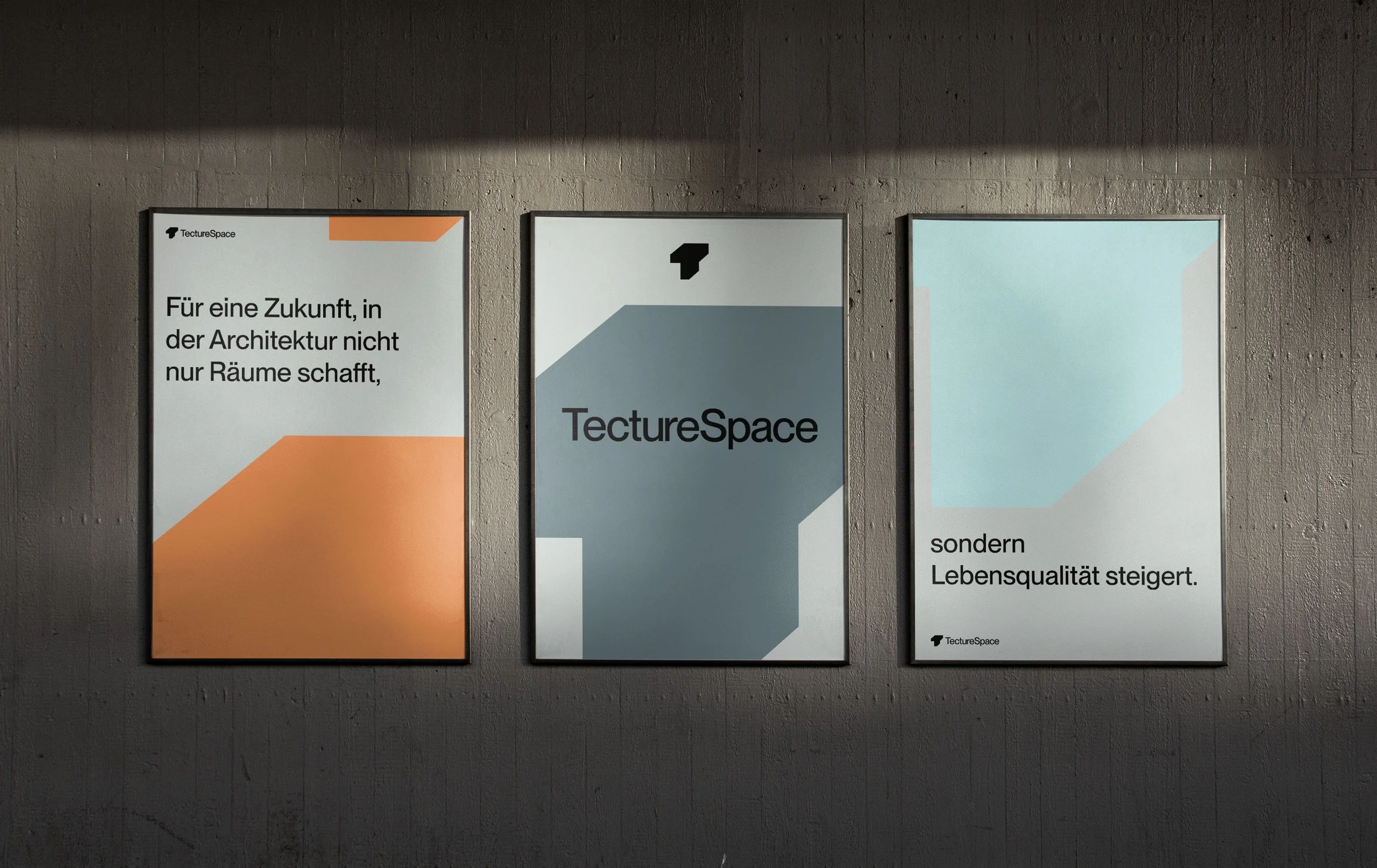Drei Plakate an einer Betonwand, mit Texten über Architektur und Lebensqualität, von TectureSpace.
