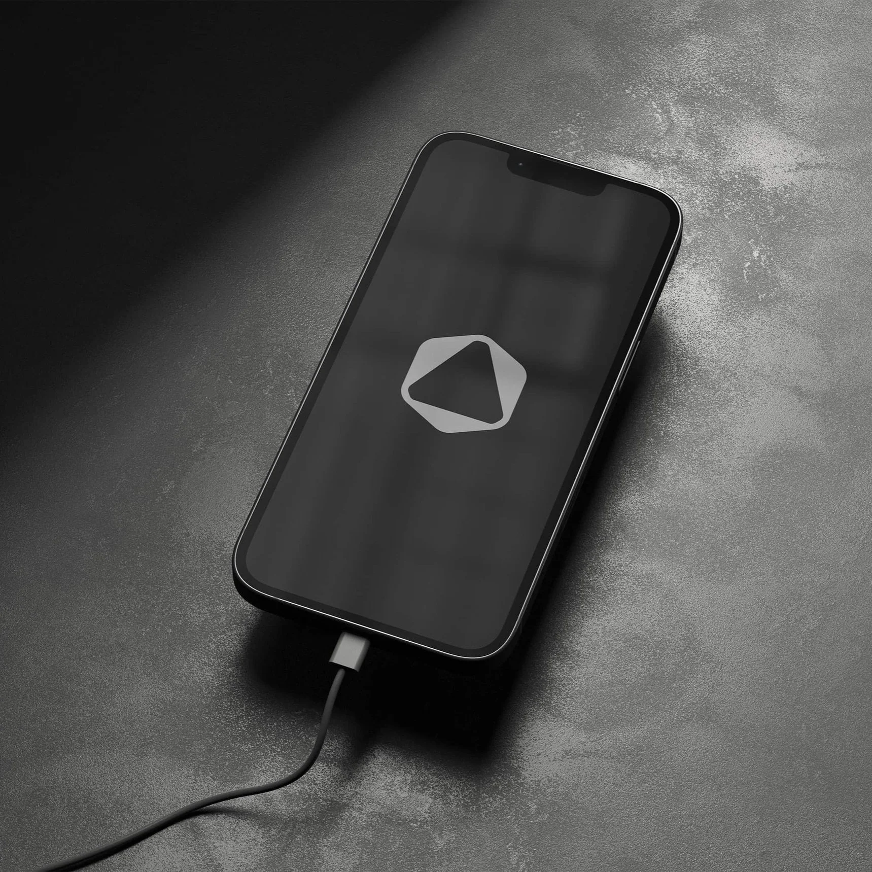 Ein Smartphone liegt auf einer dunklen Oberfläche. Der Bildschirm zeigt das Logo der App Arweave, ein gefaltetes, abstraktes Symbol.