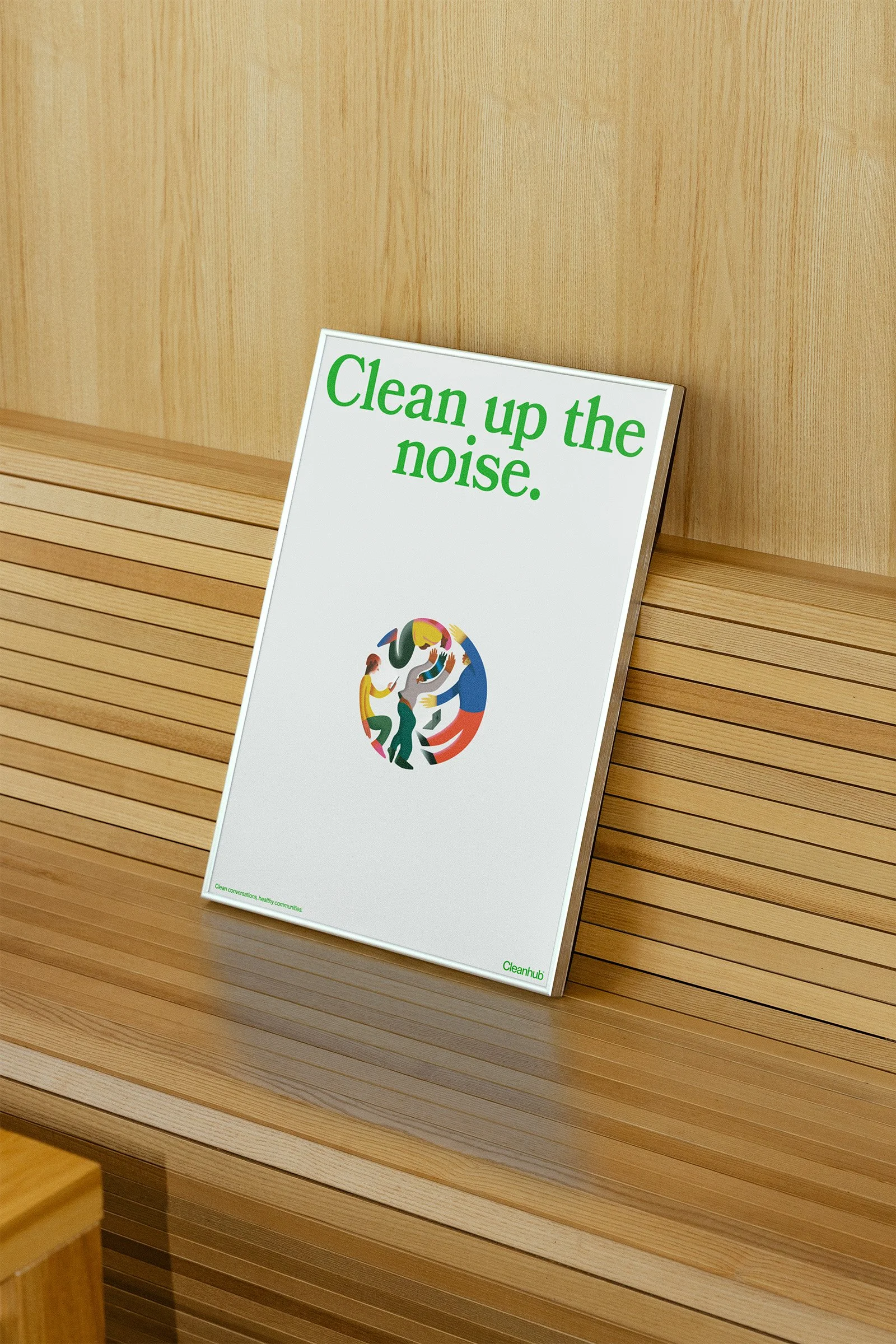 Ein Plakat mit der Aufschrift «Clean up the noise» in grüner Schrift, abgestellt auf einem Holzregal.