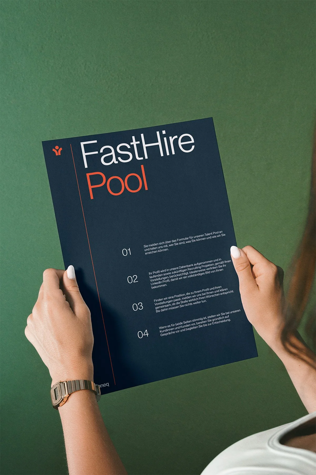 Hand hält einen blauen Flyer mit roten und weißen Texten, der die Überschrift "FastHire Pool" trägt, gegen einen grünen Hintergrund.