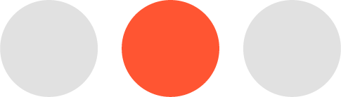 Ein roter Ball zwischen zwei weißen Bällen