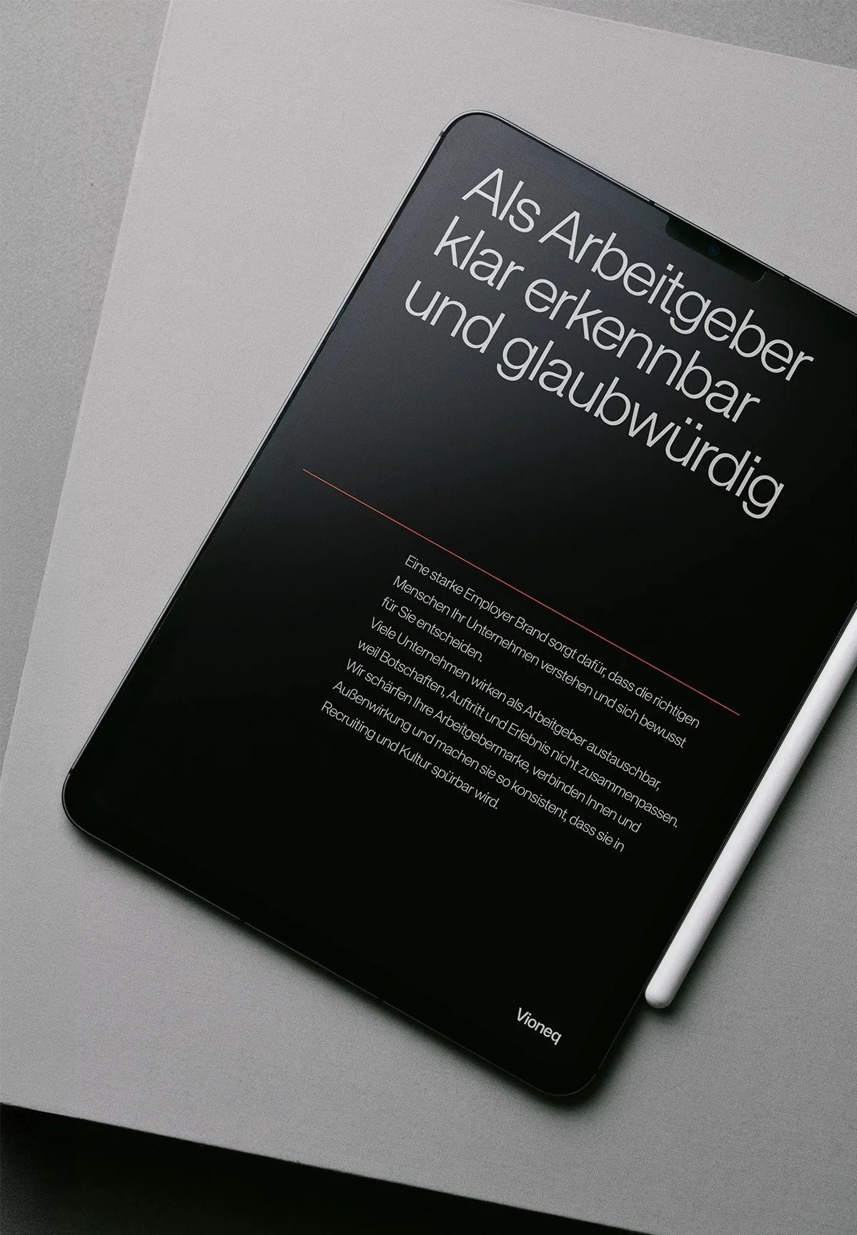 Ein Smartphone liegt auf einem Tisch, auf dem Bildschirm ist ein Text in Deutsch sichtbar, der über die Bedeutung von Arbeitgebermarken spricht.