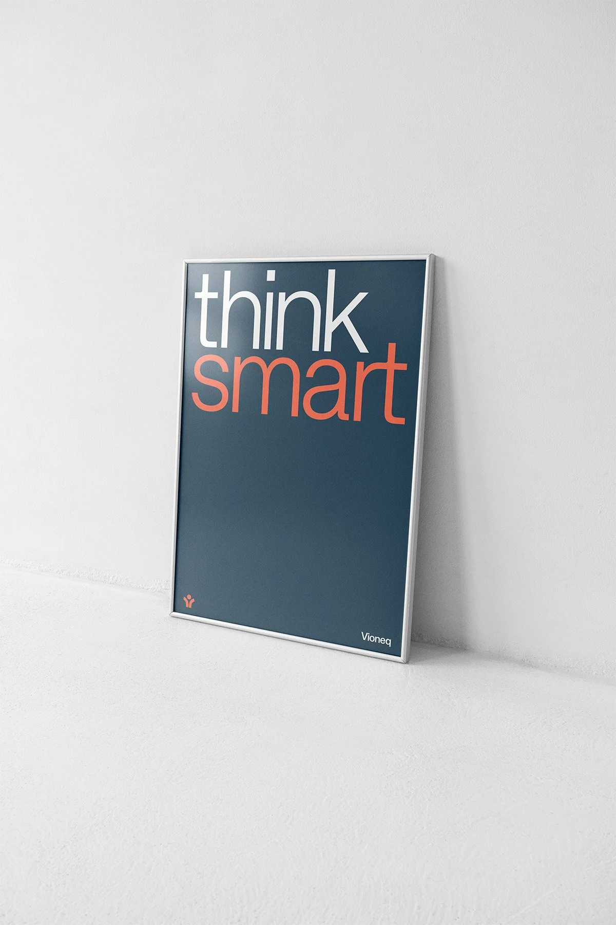 Ein Bilderrahmen mit dem Text 'think smart' an einer weißen Wand.