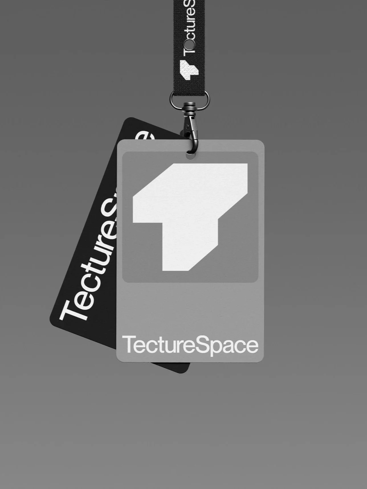 Ein graues Hintergrundbild mit einem schwarzen Badge, das einen schwarzen Lanyard mit weißen Text und einem schwarzen Anhänger mit weißem Logo und Text trägt.