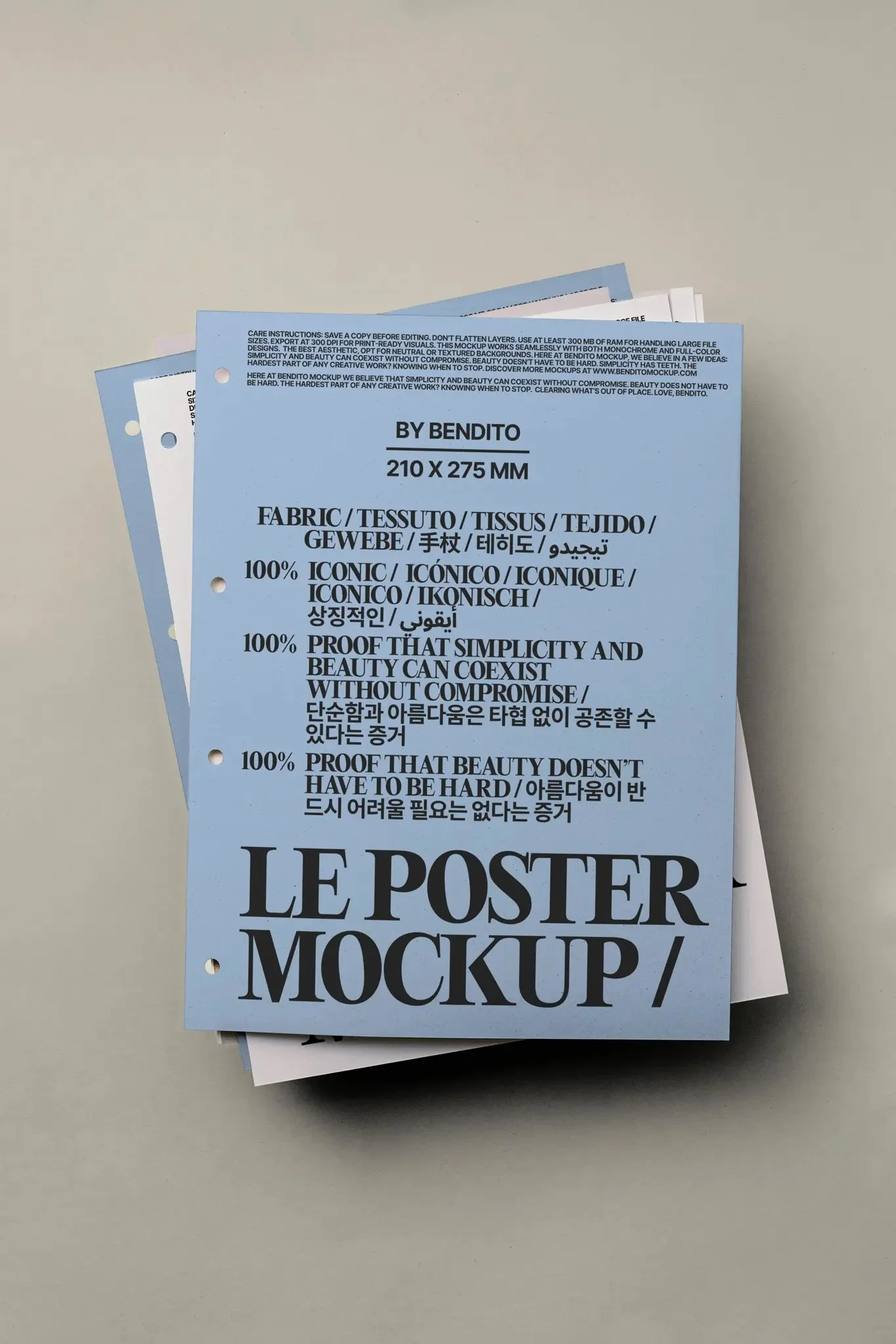 Mehrere bedruckte Poster oder Papiersheets übereinander auf einem flachen, hellen Hintergrund