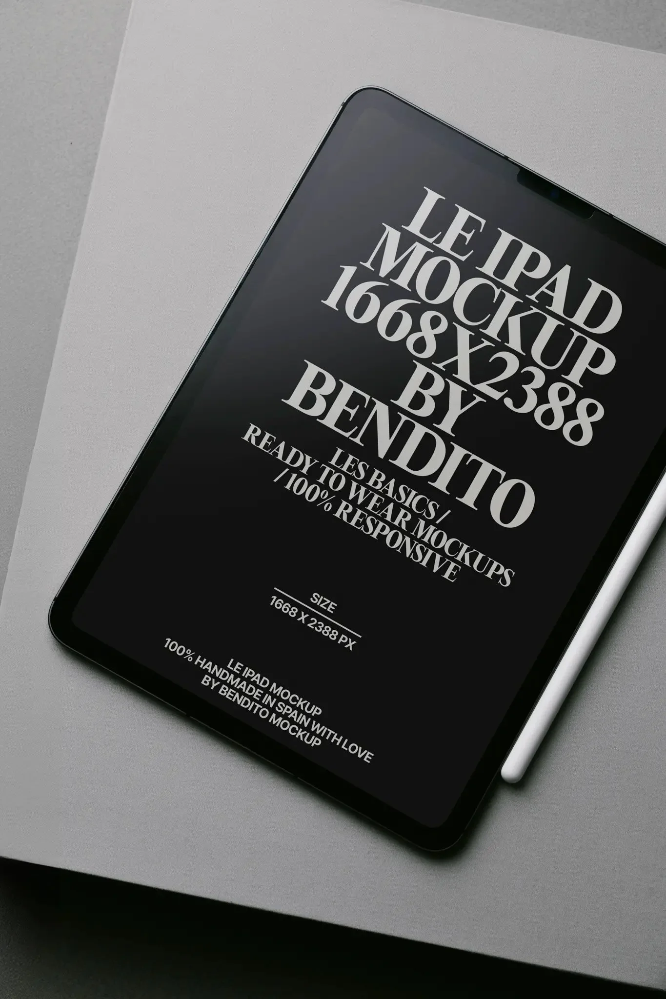 Ein iPad mit schwarzem Bildschirm und weißem Stift, der auf einem weißen Tablett liegt.