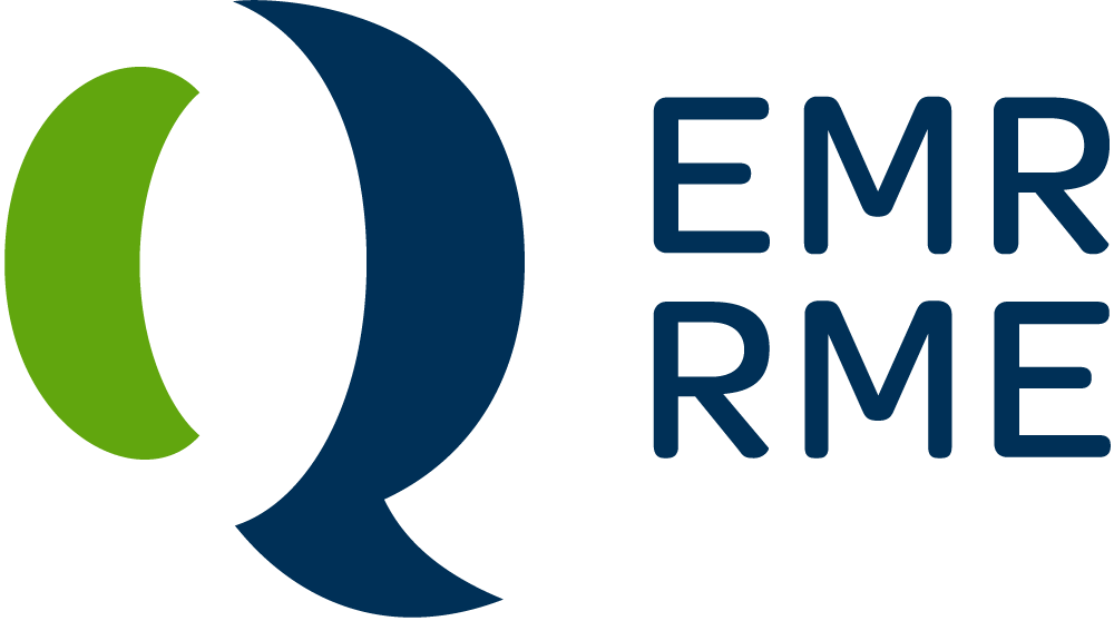 Logo RME, un symbole de la lettre Q, partiellement en vert et en bleu foncé, et le nom en lettres bleues.