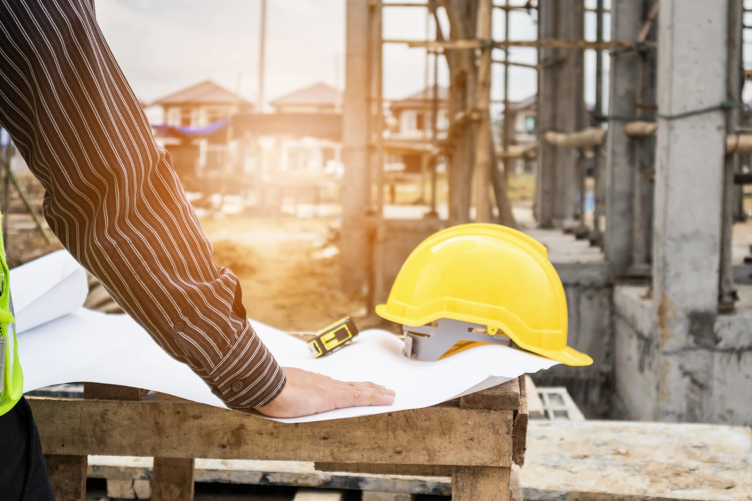 vecteezy_professional-engineer-worker-at-the-house-building_10841352.jpg