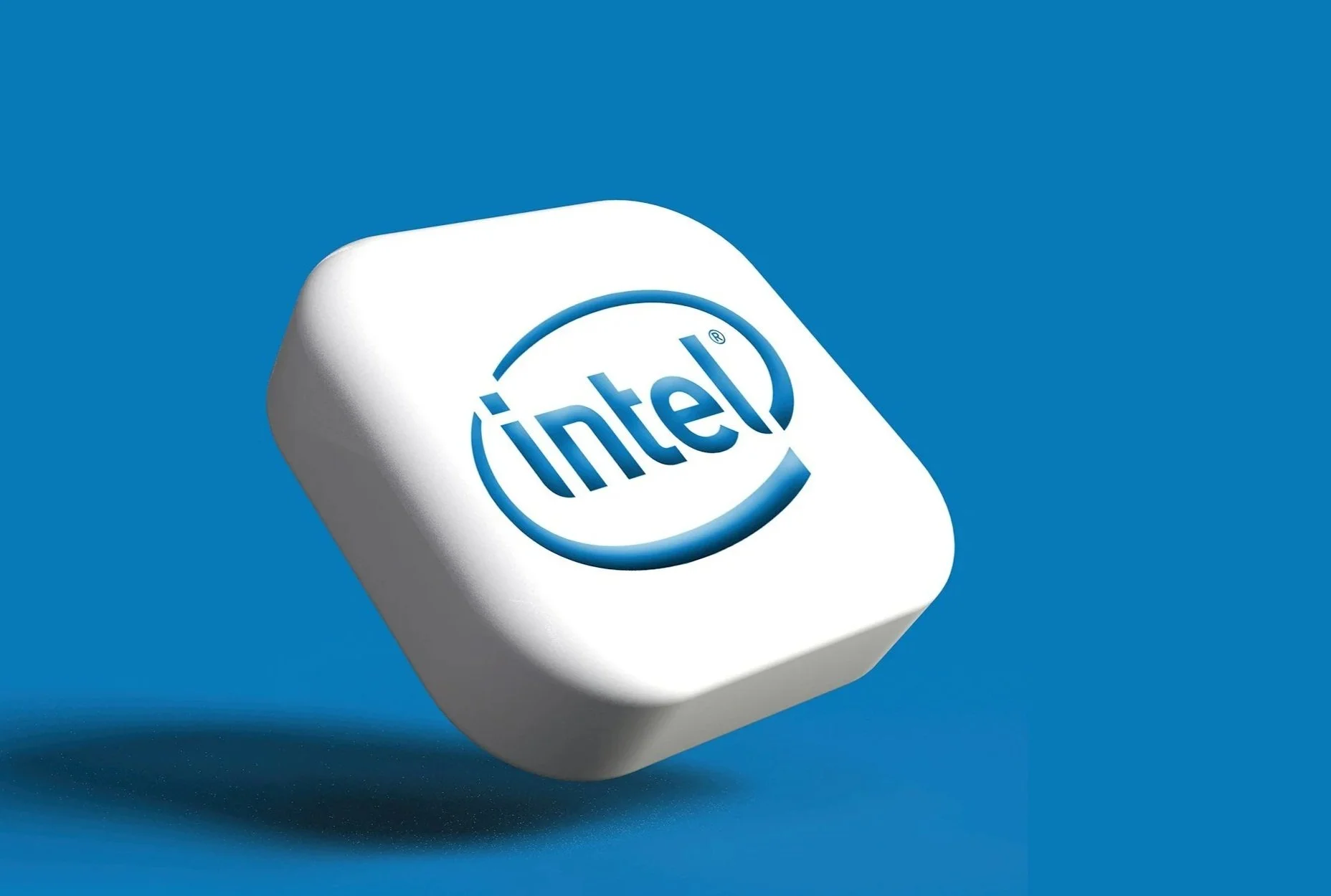 White cube with the blue Intel logo on a blue background.