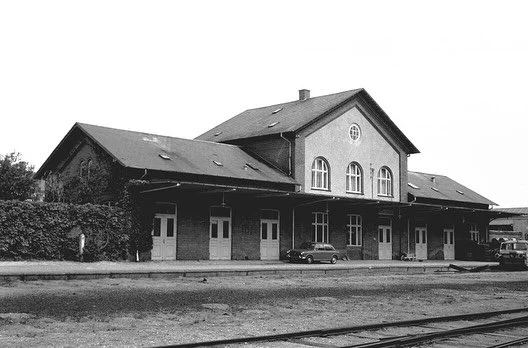 Vi er g&aring;et i arkiverne for at blive klogere p&aring; Stationens oprindelige udtryk. F&oslash;r i tiden var der hele syv dobbeltd&oslash;re ud til perronen og et tydeligt flow gennem bygningen. Desuden har cyklen historisk v&aelig;ret vigtig for