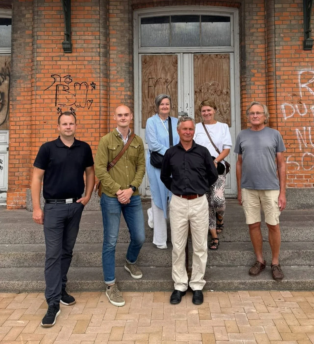 Hvem st&aring;r bag Sk&aelig;lsk&oslash;r Stations Venner? 

Heldigvis er vi mange! Men de fleste af her kender nok arbejdsgruppen p&aring; dette foto. Fra venstre mod h&oslash;jre st&aring;r Rasmus, Frederik, Anja, Jesper, Pia og Michael. Vi er en g