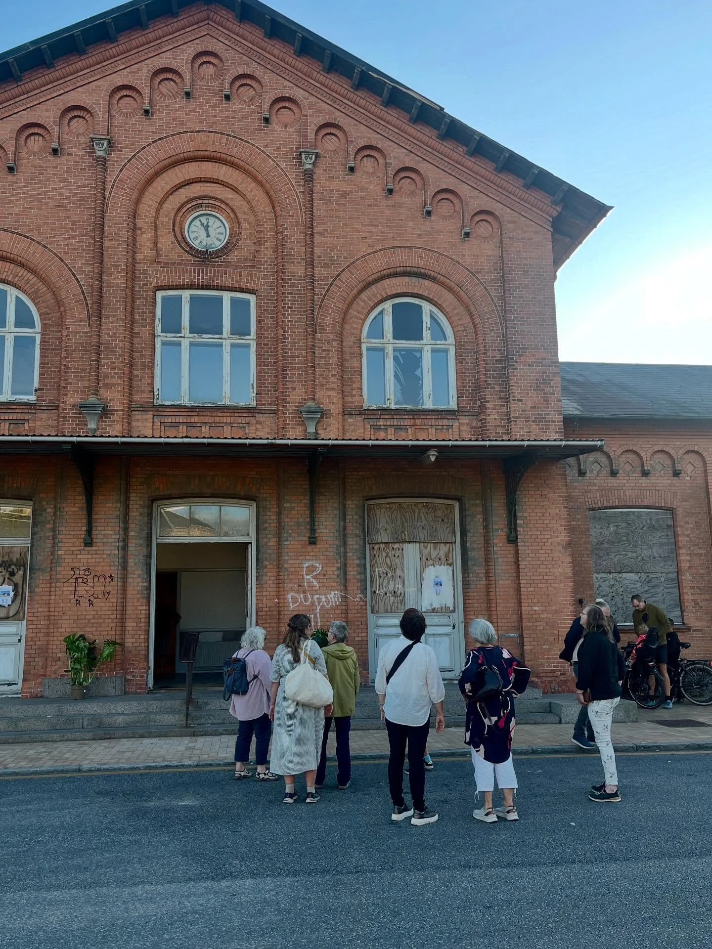 F&oslash;rste &ldquo;&Aring;ben Station&rdquo; til Sensommeraften i Sk&aelig;lsk&oslash;r. Mere end 100 bes&oslash;gende og 20 nye medlemmer af Sk&aelig;lsk&oslash;r Stations Venner! Vi gl&aelig;der os til snart at kunne &aring;bne d&oslash;rene igen