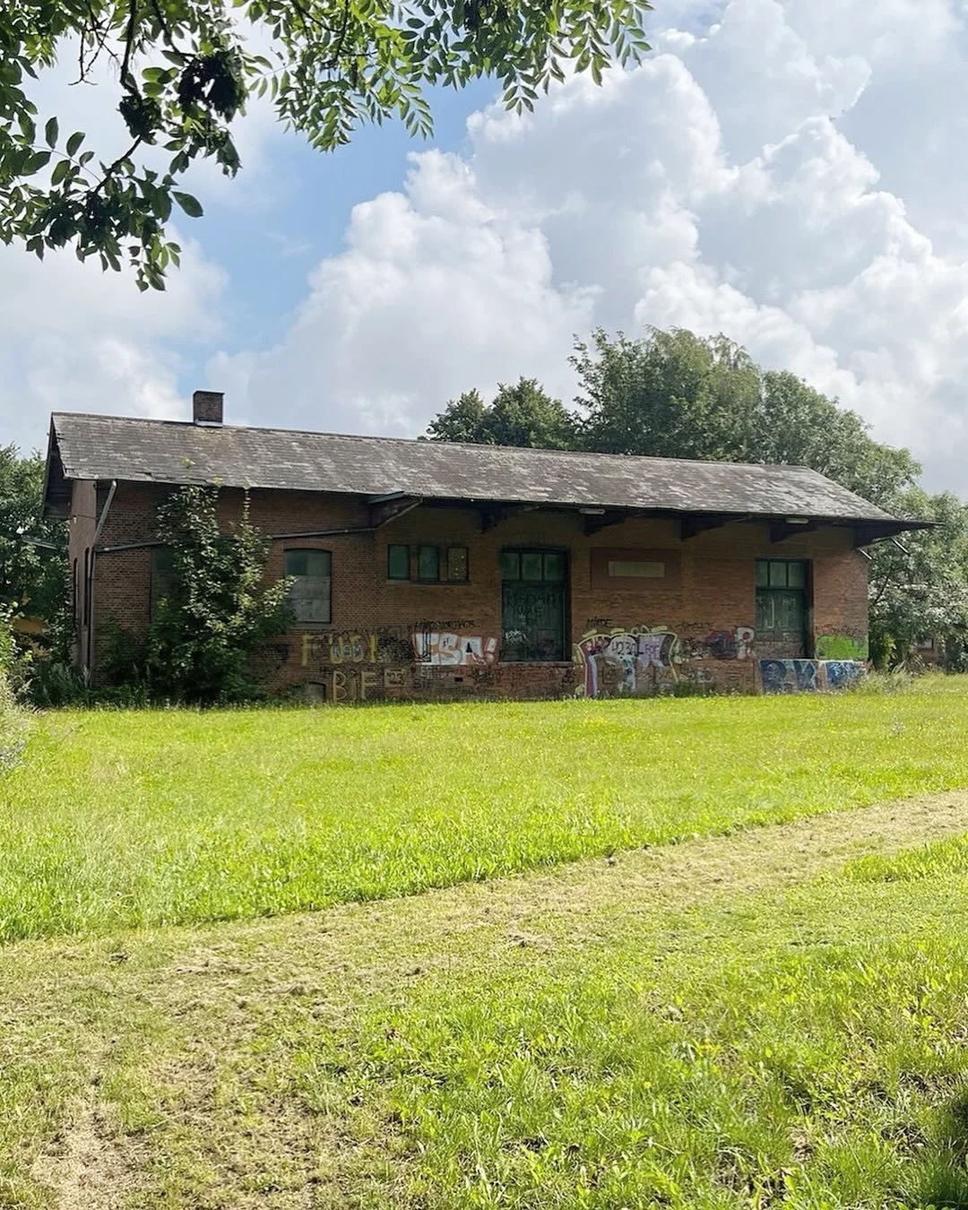 S&aelig;t kryds i kalenderen 🗓️ ❌ 
Sammen med @picnickoncerter_ arrangerer vi i sommeren 2026 10 gratis koncerter p&aring; det gr&oslash;nne baneterr&aelig;n foran Godsstationen. F&oslash;rste koncert er torsdag d. 11. juni, hvor Sylvester spiller. 
