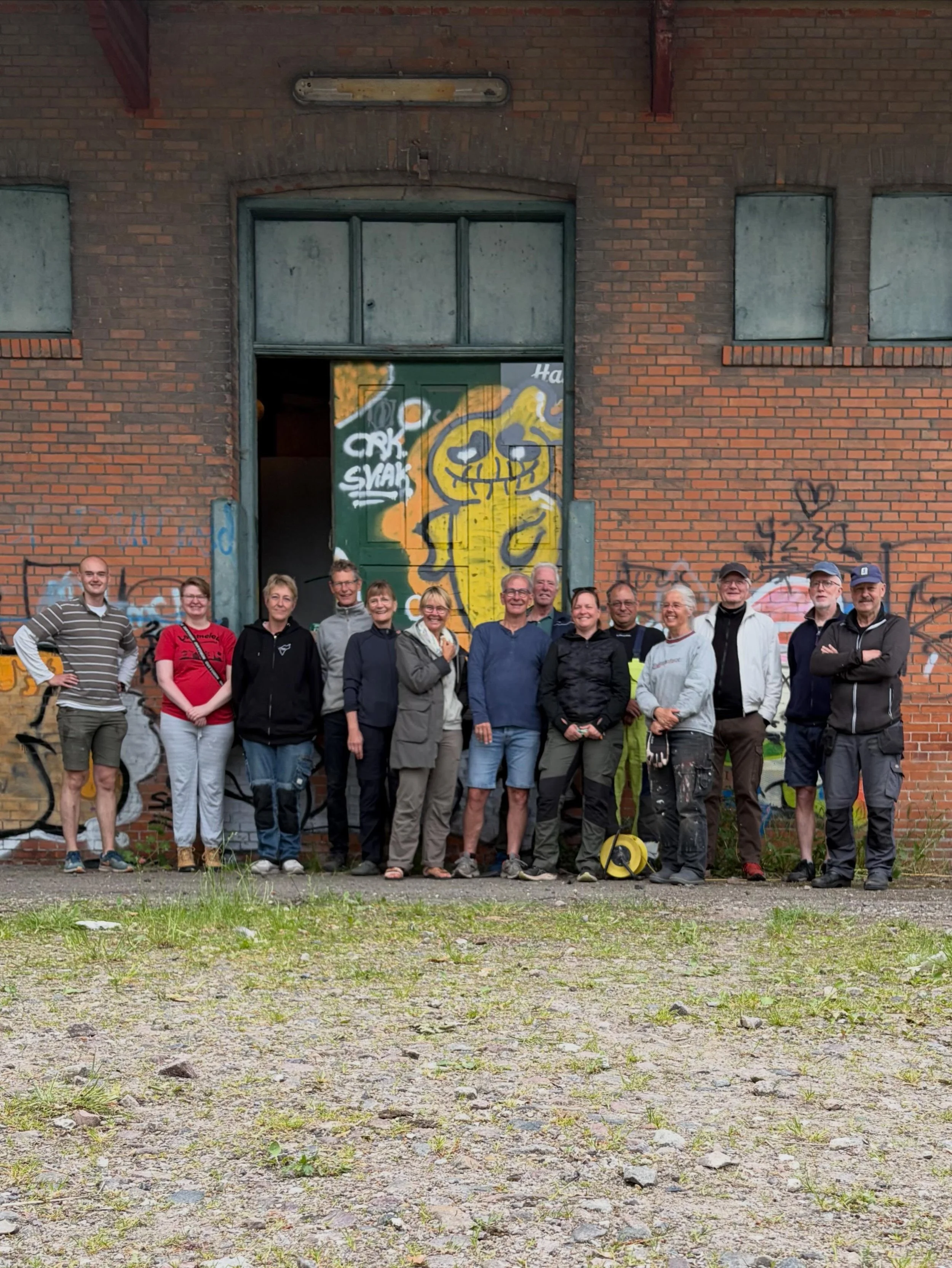Billeder fra f&oslash;rste frivilligdag i 2026, hvor vi gjorde for&aring;rsrent p&aring; Folkestationen. Der blev bl.a. fjernet beplantning, skillev&aelig;gge og plader fra vinduerne, s&aring; der nu kommer dagslys ind i bygningerne igen. Det bliver 