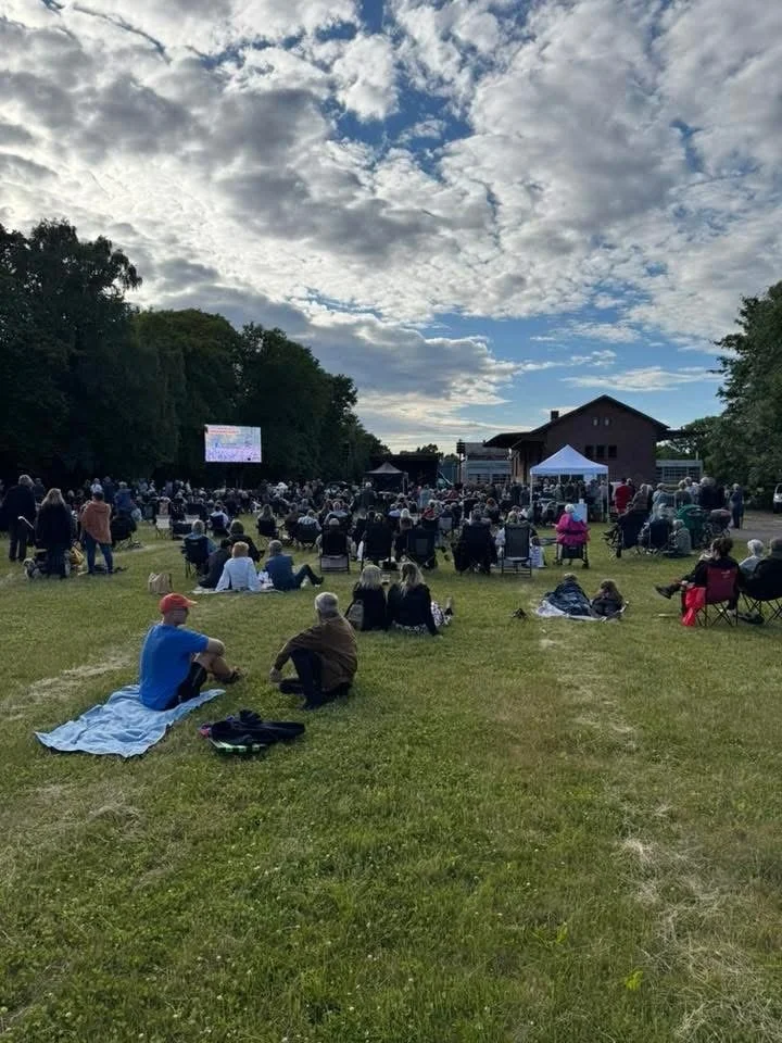 F&oslash;rste picnickoncert i en r&aelig;kke af 10 gratis koncerter sommeren igennem blev den store succes, som alle havde h&aring;bet p&aring;😊

Stor opbakning, h&oslash;jt hum&oslash;r og fantastisk musik leveret af Sylvester Larsen🥳

Vi ser alle