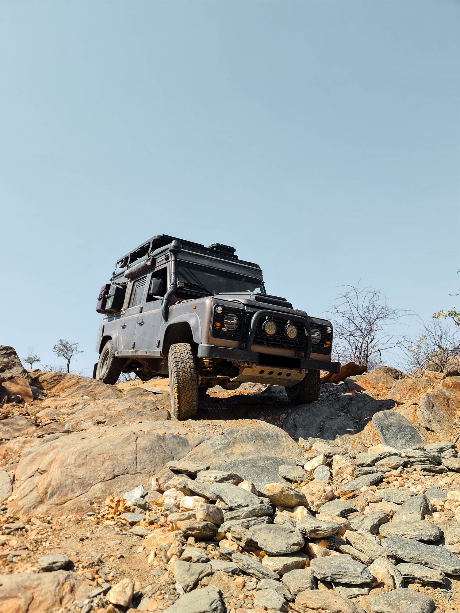 Luniel sur une piste rocheuse.