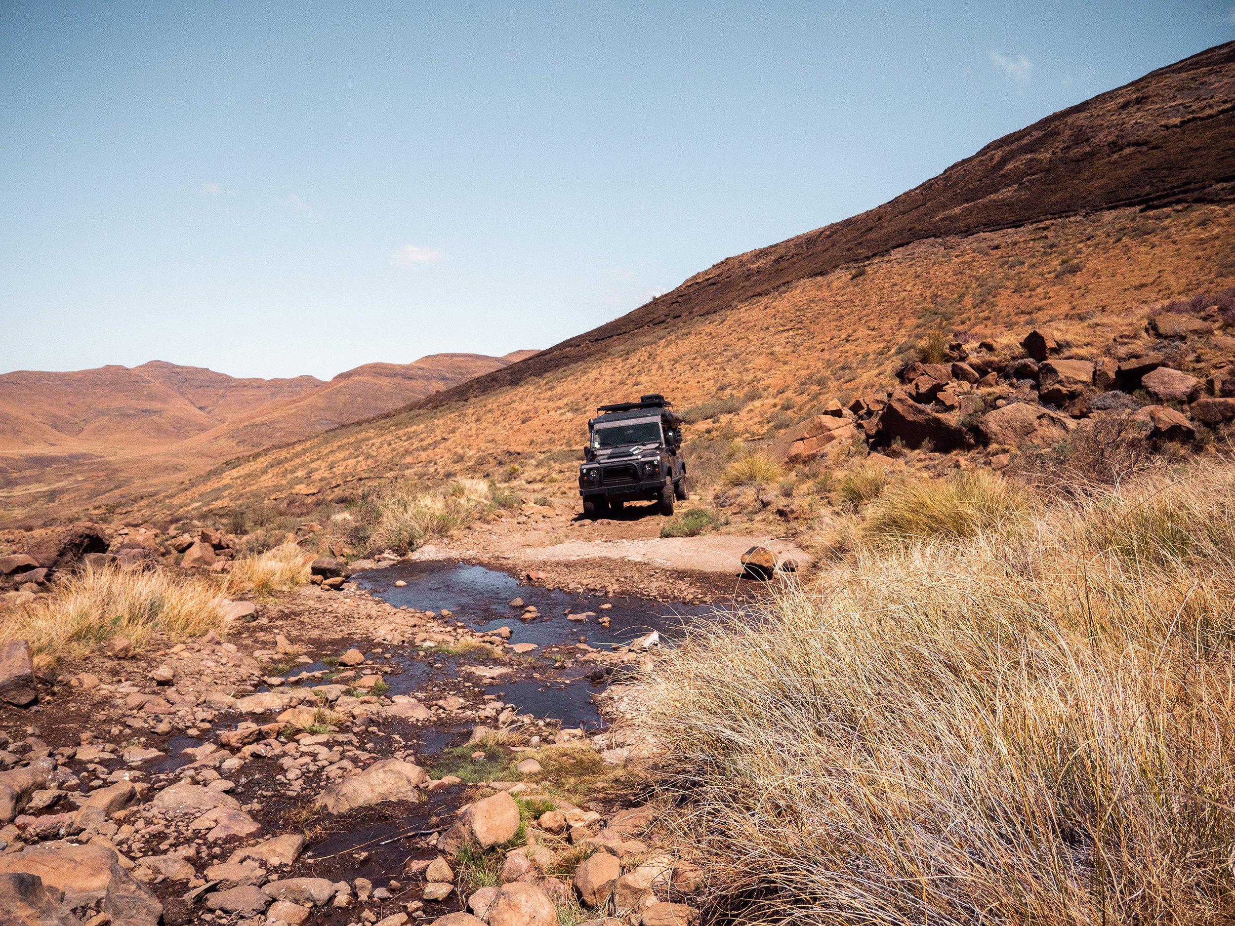 Luniel, notre Defender, sur les pistes montagneuses du Lesotho.