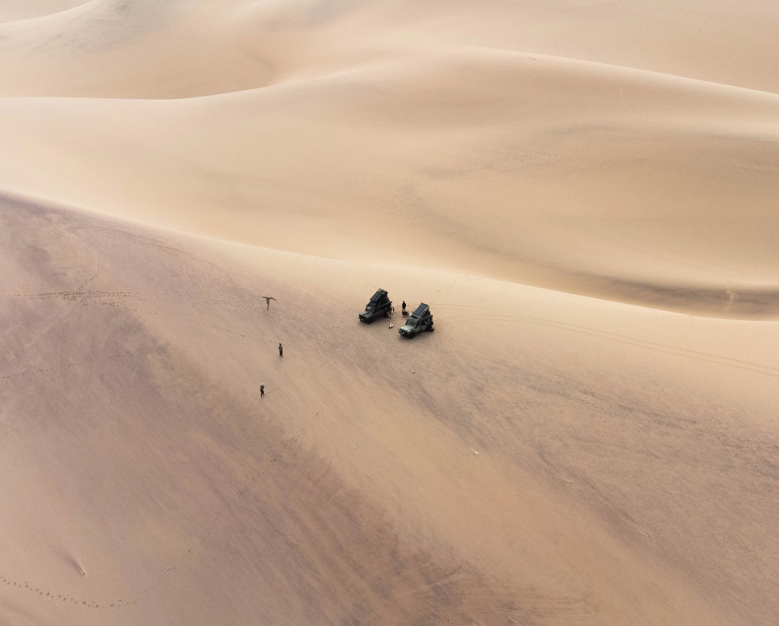 Nos deux Land Rover Defender au coeur des dunes géantes du désert du Namib en Angola.