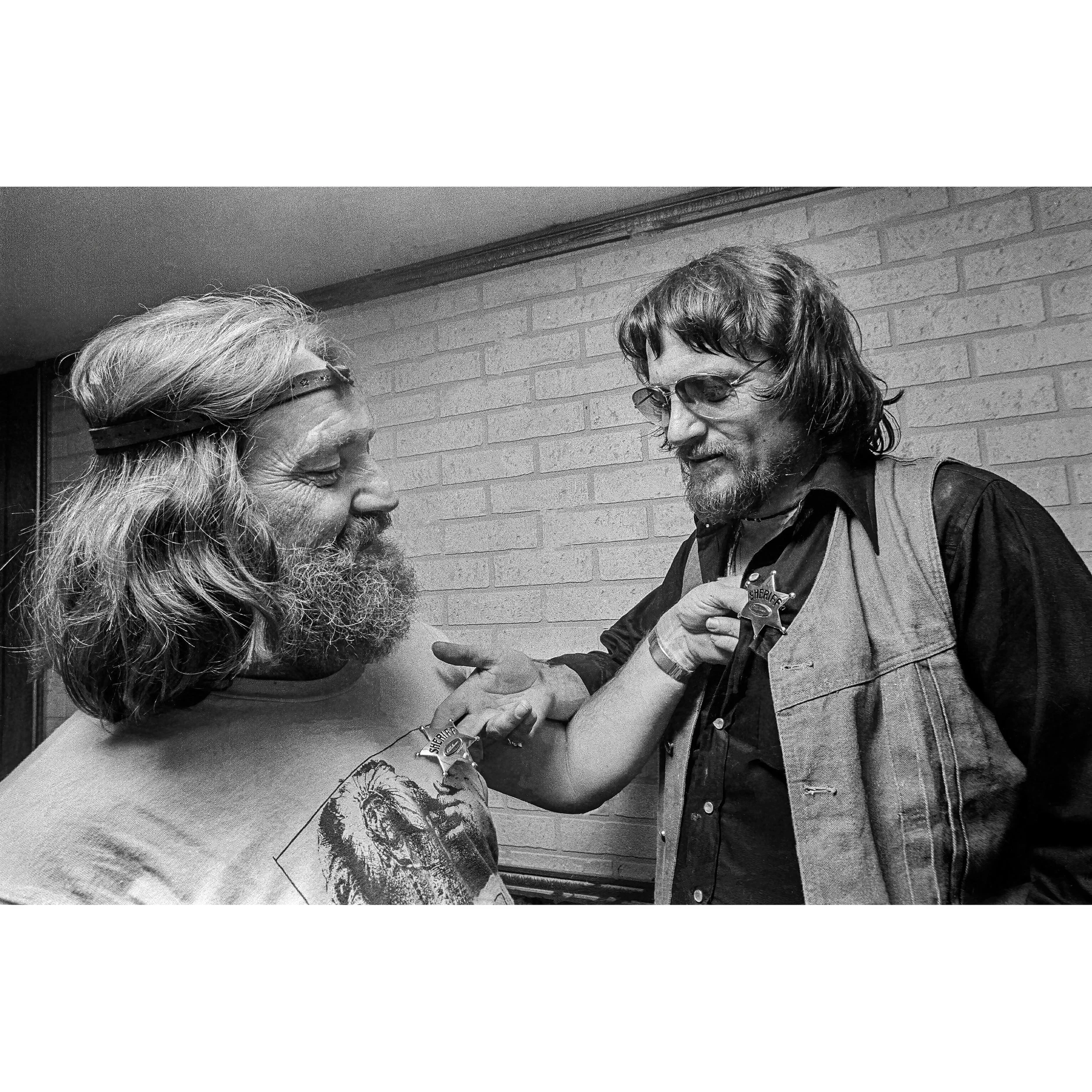 Willie+nelson+%26+Waylon+Jennings+with+Sheriff+badges.jpg