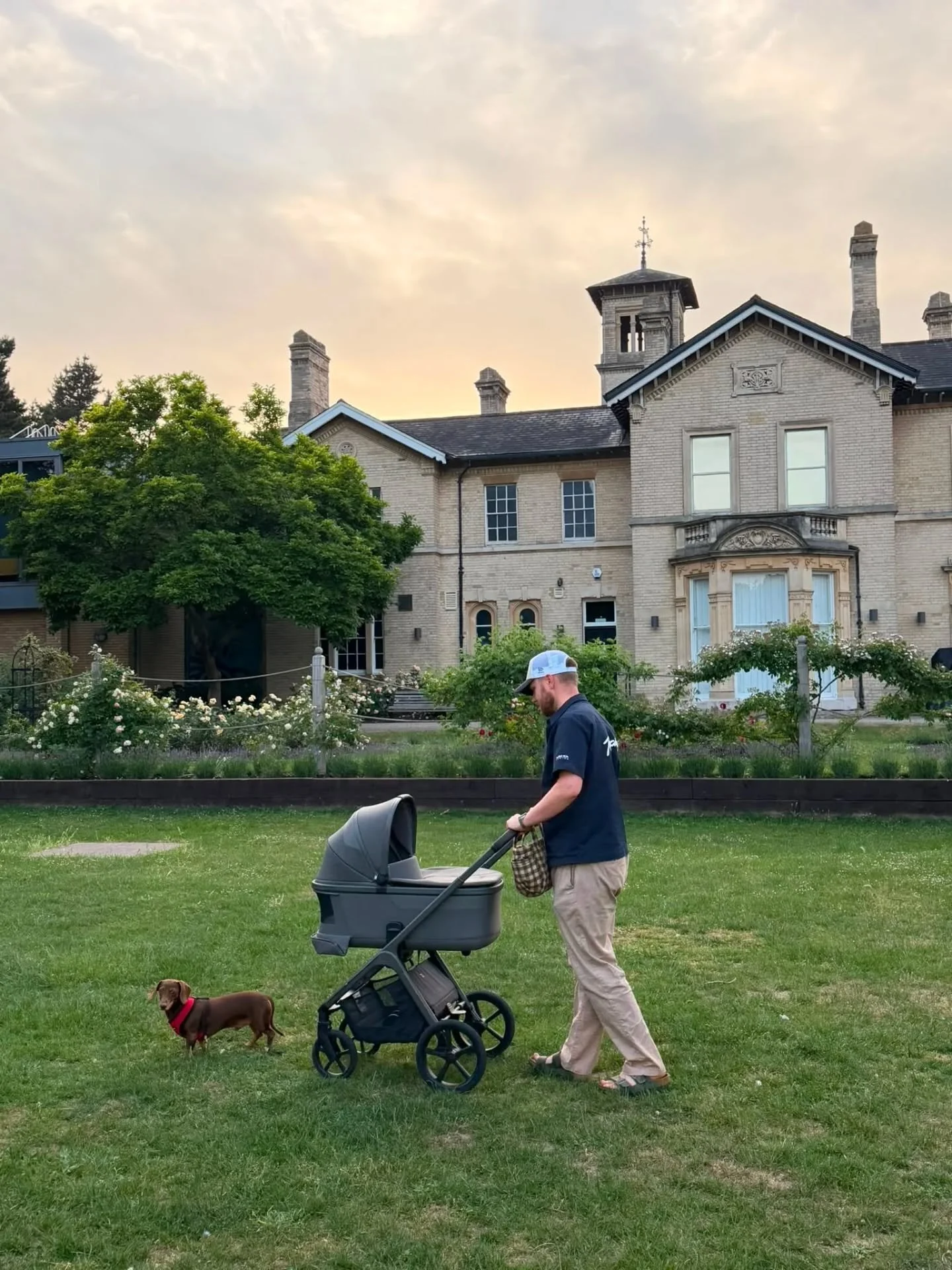 Evening walkies. 👨&zwj;👩&zwj;👦🐶

Manifesting that @redbullracing x @silvercrossuk collab, lemme know. 📞

📸 @hanmcclsky