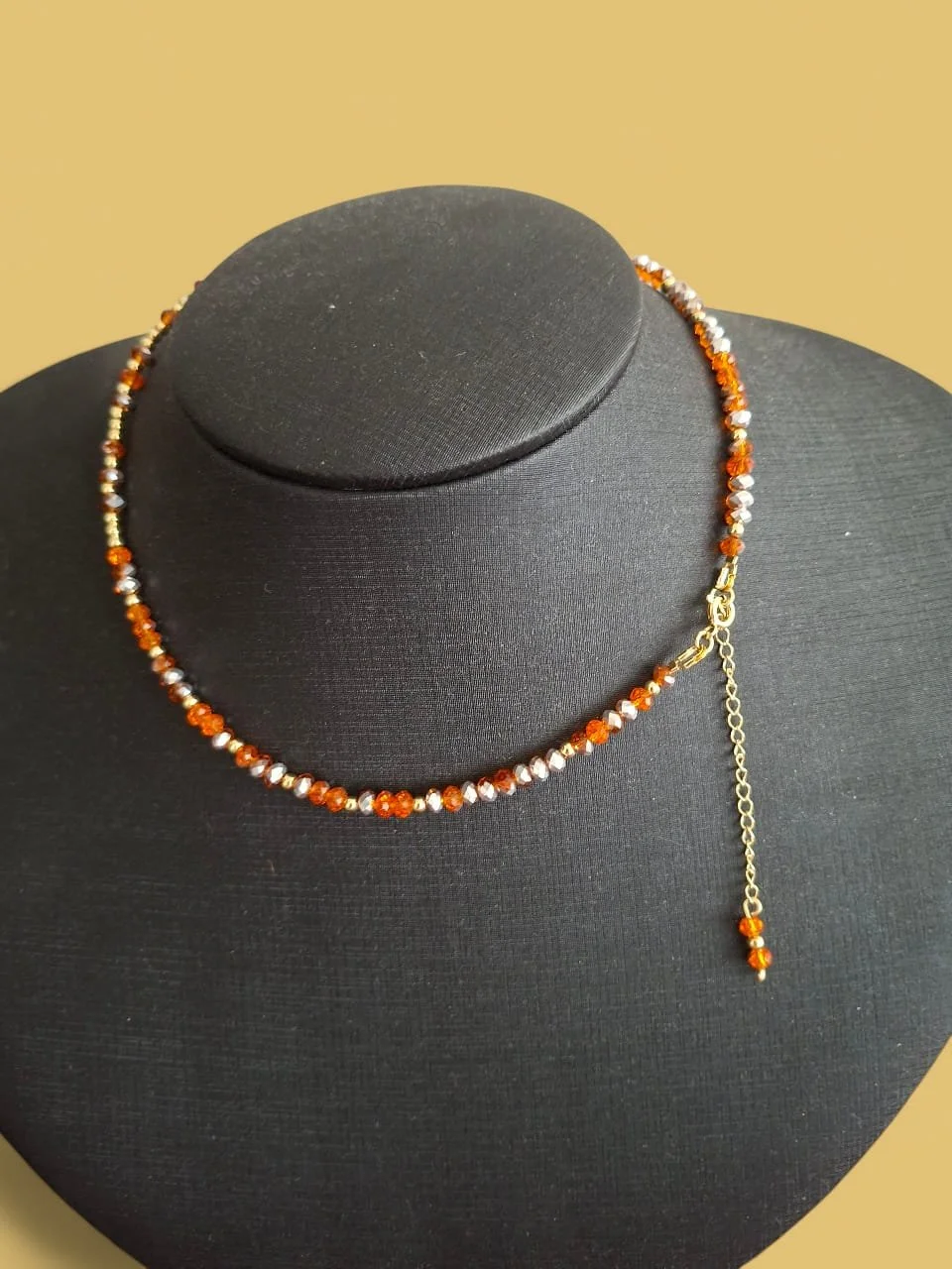 busto com choker laranja.jpeg