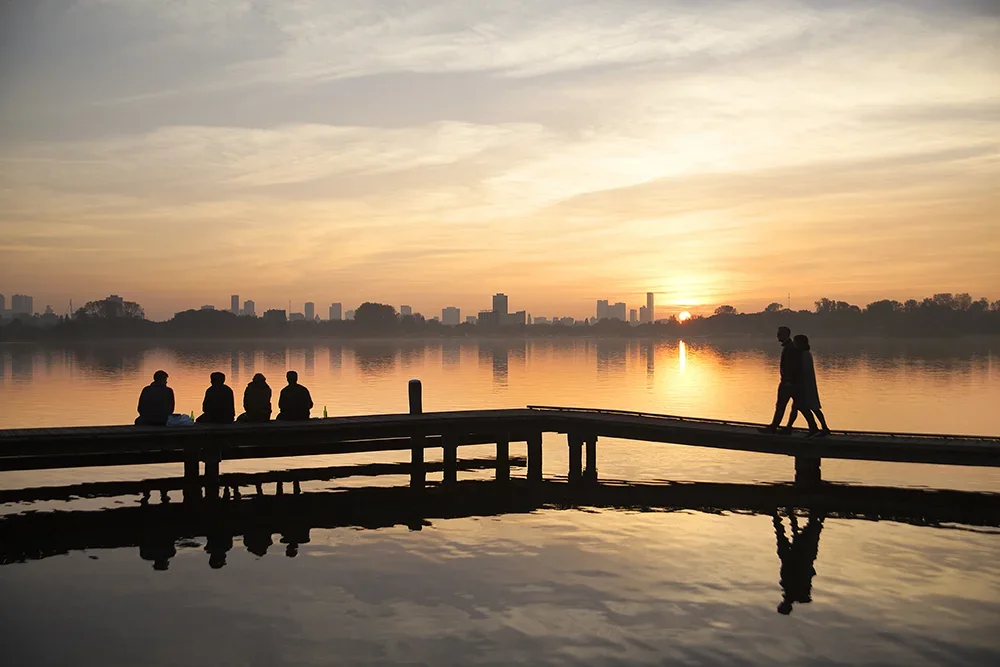 Claire-Droppert_commissioned_Rotterdam-Partners_sunset_kralingse_plas_CD.webp