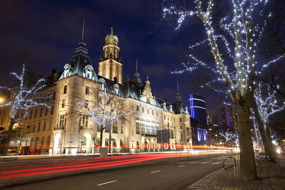 Claire-Droppert_commissioned_Rotterdam-Partners_stadhuis_kerst_coolsingel_CD.webp