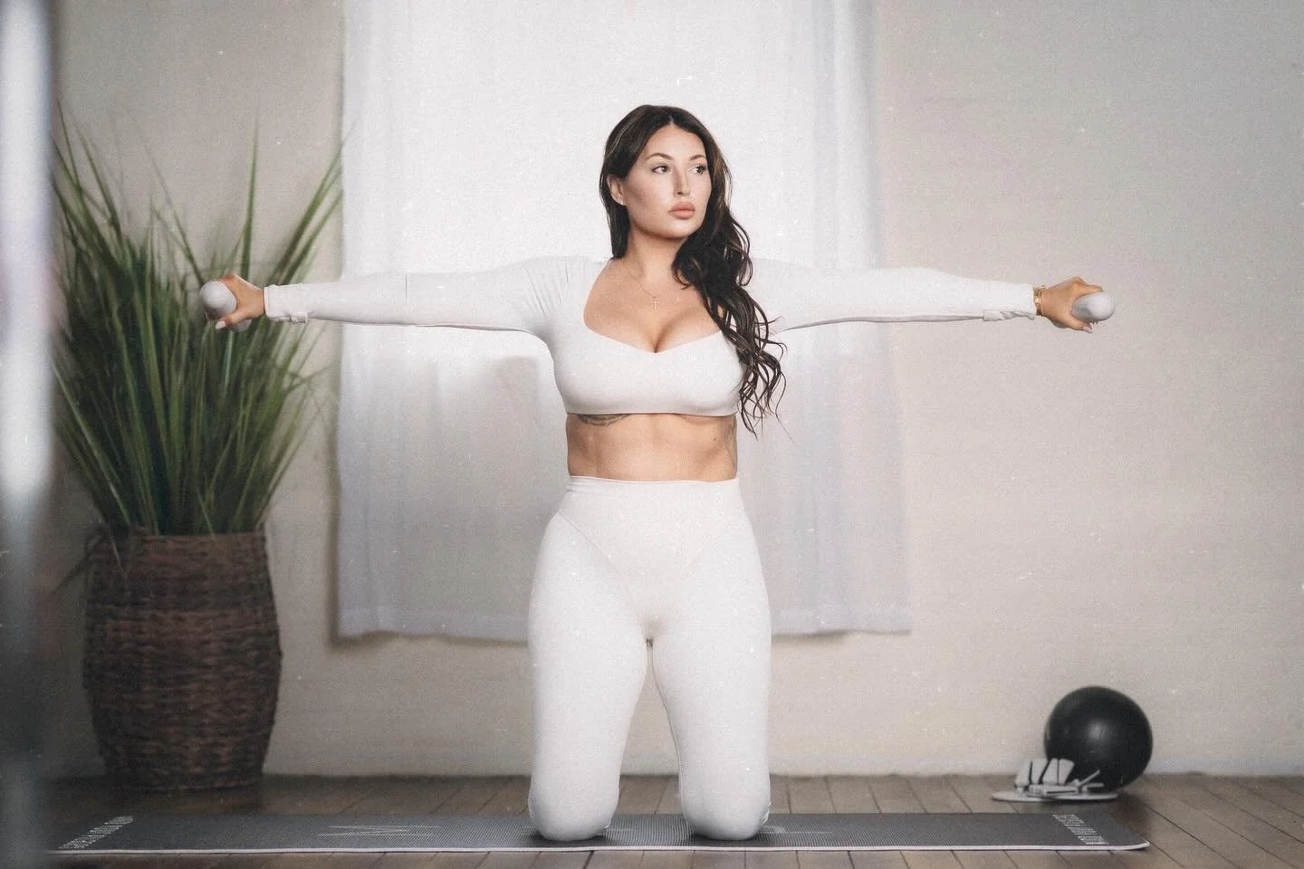 Which is better? 
The best choice depends on your individual goals and preferences. 
If you are a beginner or have joint pain, Mat Pilates is a great starting point. 
If you want more intense resistance and a wider variety of exercises, Reformer Pila