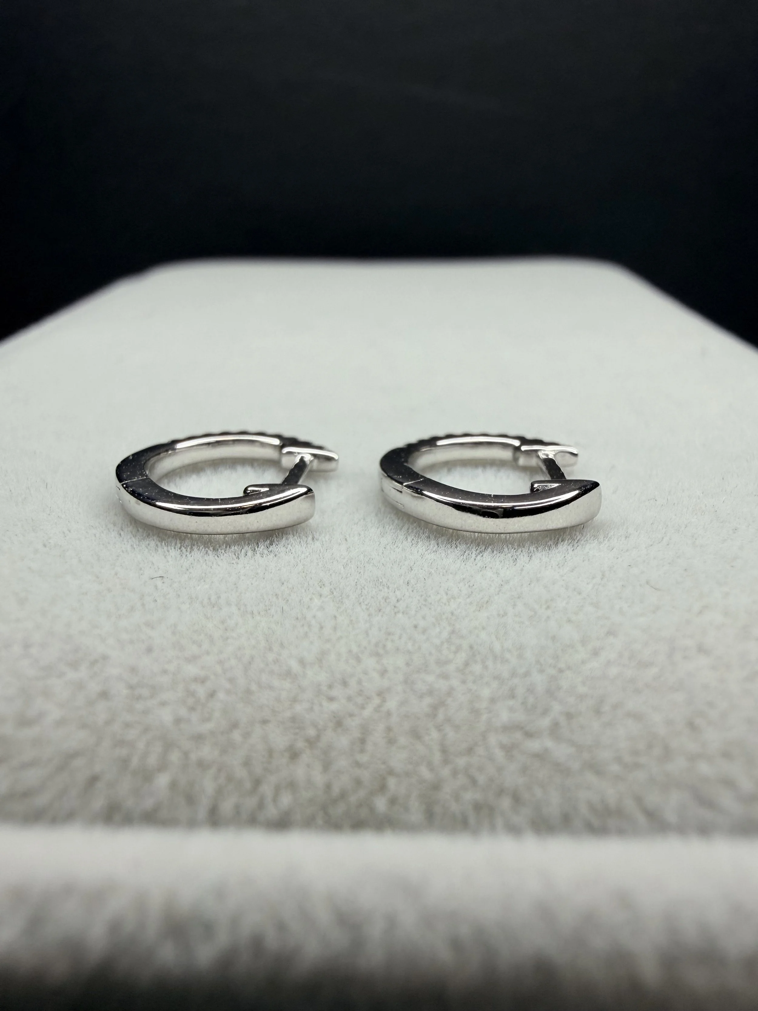 White Huggie Smooth.jpeg