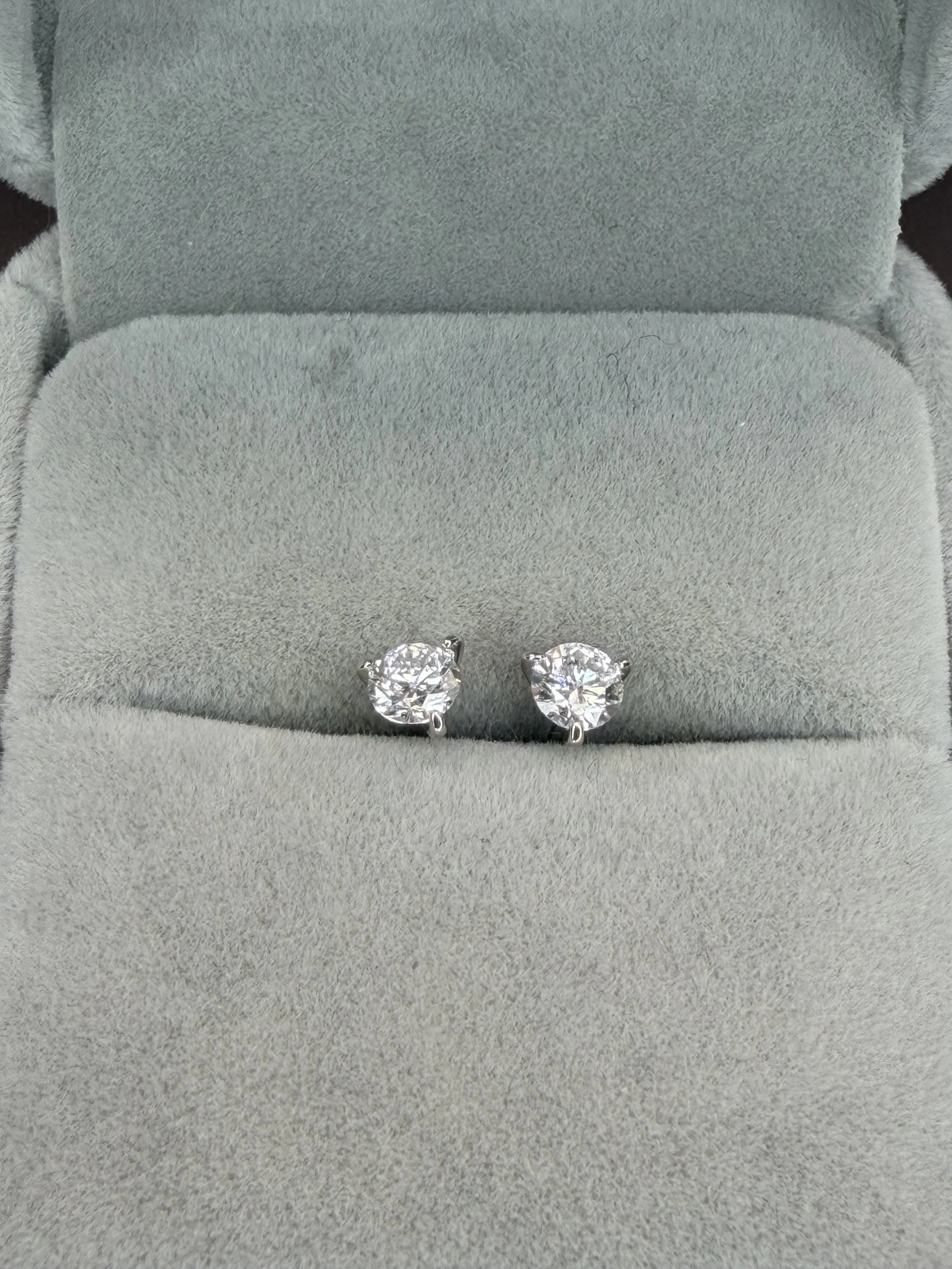 3Prong Stud Close.jpeg