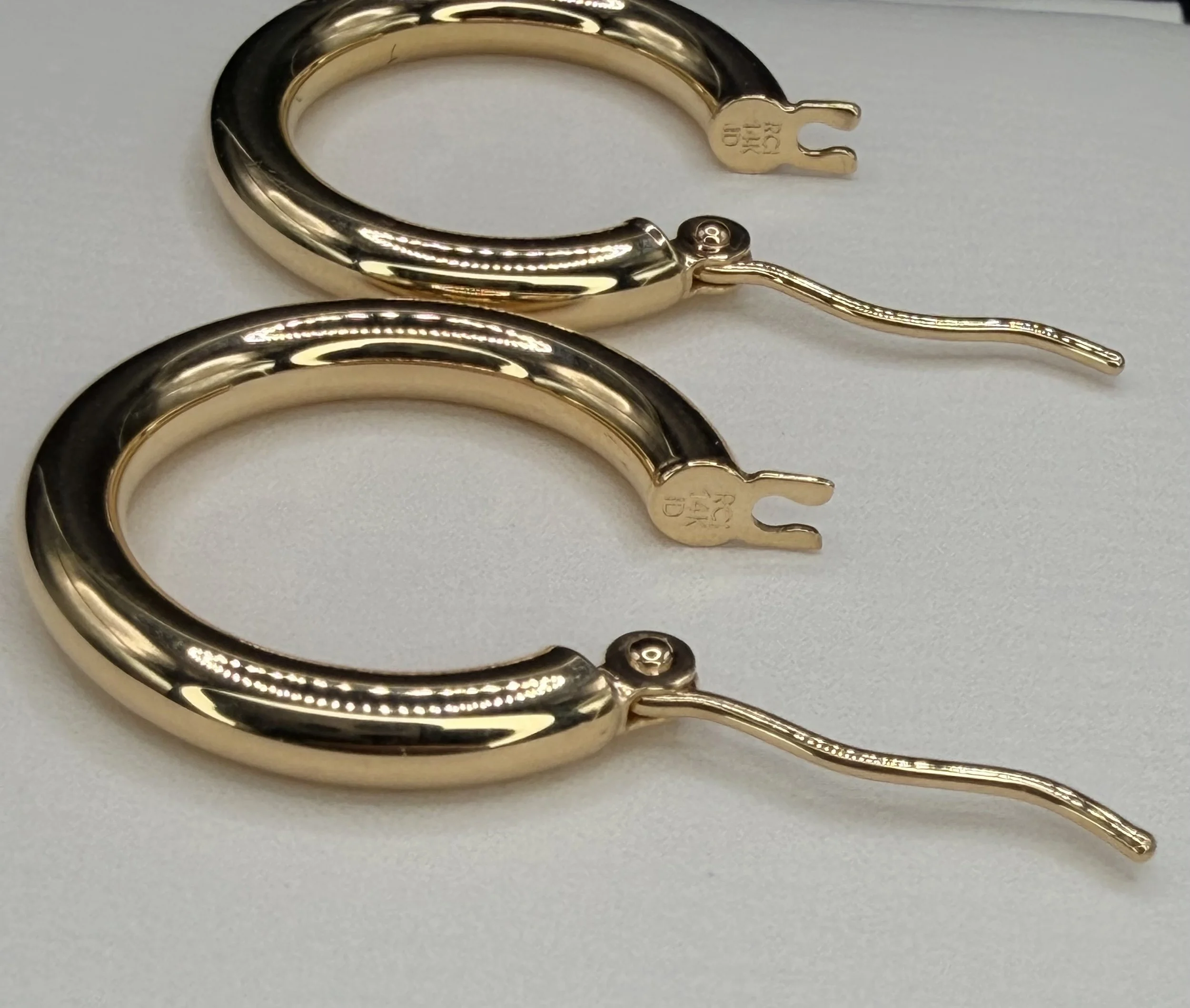 Hollow YG Hoop Closure.jpeg