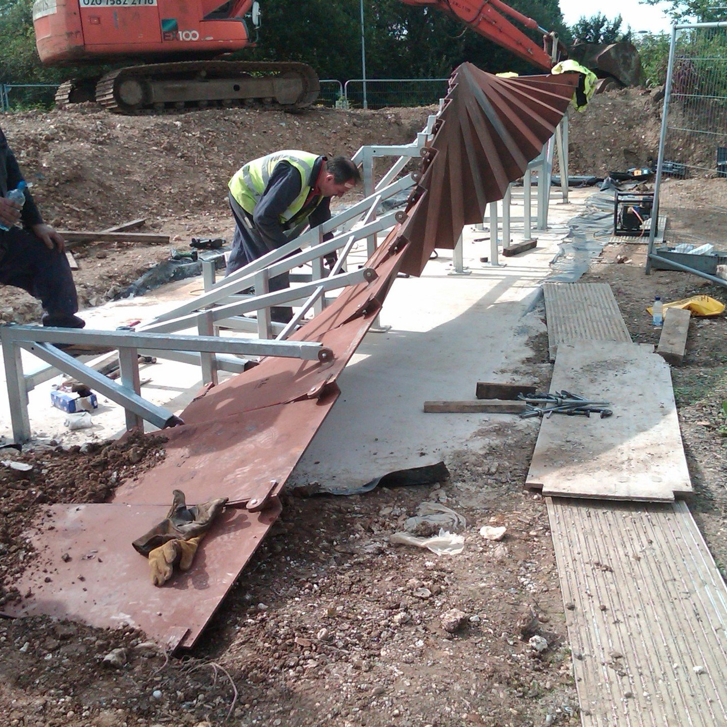 Highlighting a weathered CORTEN from the install that was done in 2009, to today with the full weathered CORTEN and the landscaped vegetation complimenting each other @unihertsarts.

Artist - @tabathagravener 

#cortensteel #sculpture #britishmade #d
