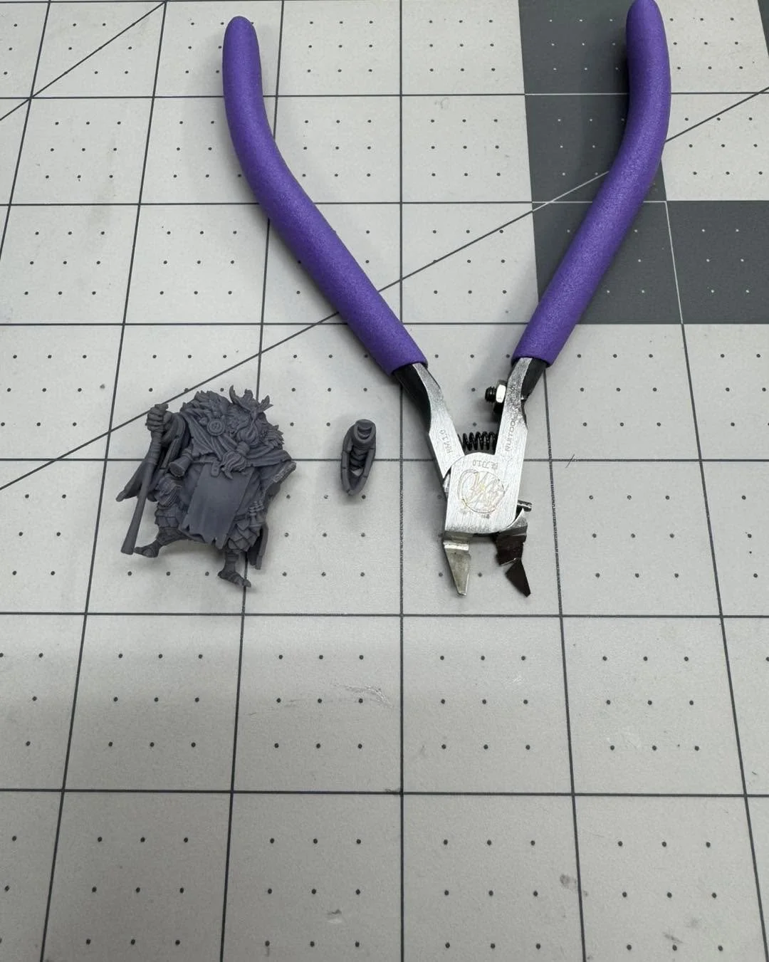 Did not expect that 😳 Went to check how effective the cure time was on this recipe but it broke the nippers 😓

#tabletopgaming #fantasyminiatures #ttrpg