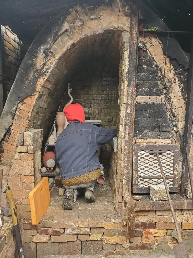 Loading the catenary arch kiln at MAC
