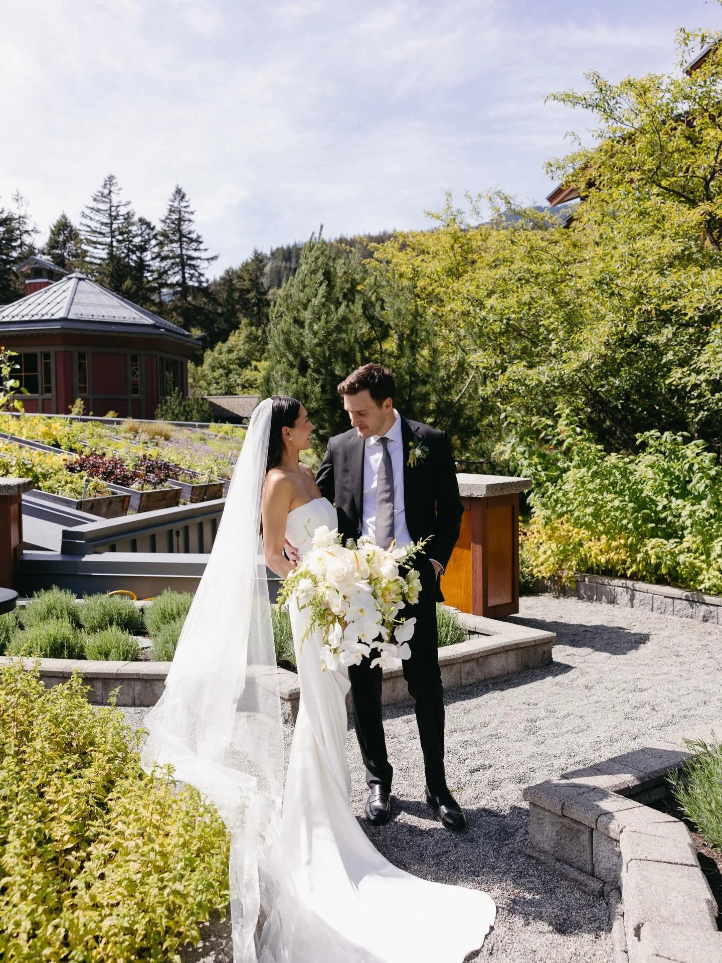 Classic. Refined. Elegant. Nita Lake Lodge&rsquo;s Porte Cochere at its very best.

Planning: @kathryngraystonweddings 
Venue: @nitalakelodge 
Photos: @tessashannonphoto 
DJ: @nathaliemorel 
Florals: @wildbloomfloraldesign 
Rentals: @thereverieco @pe