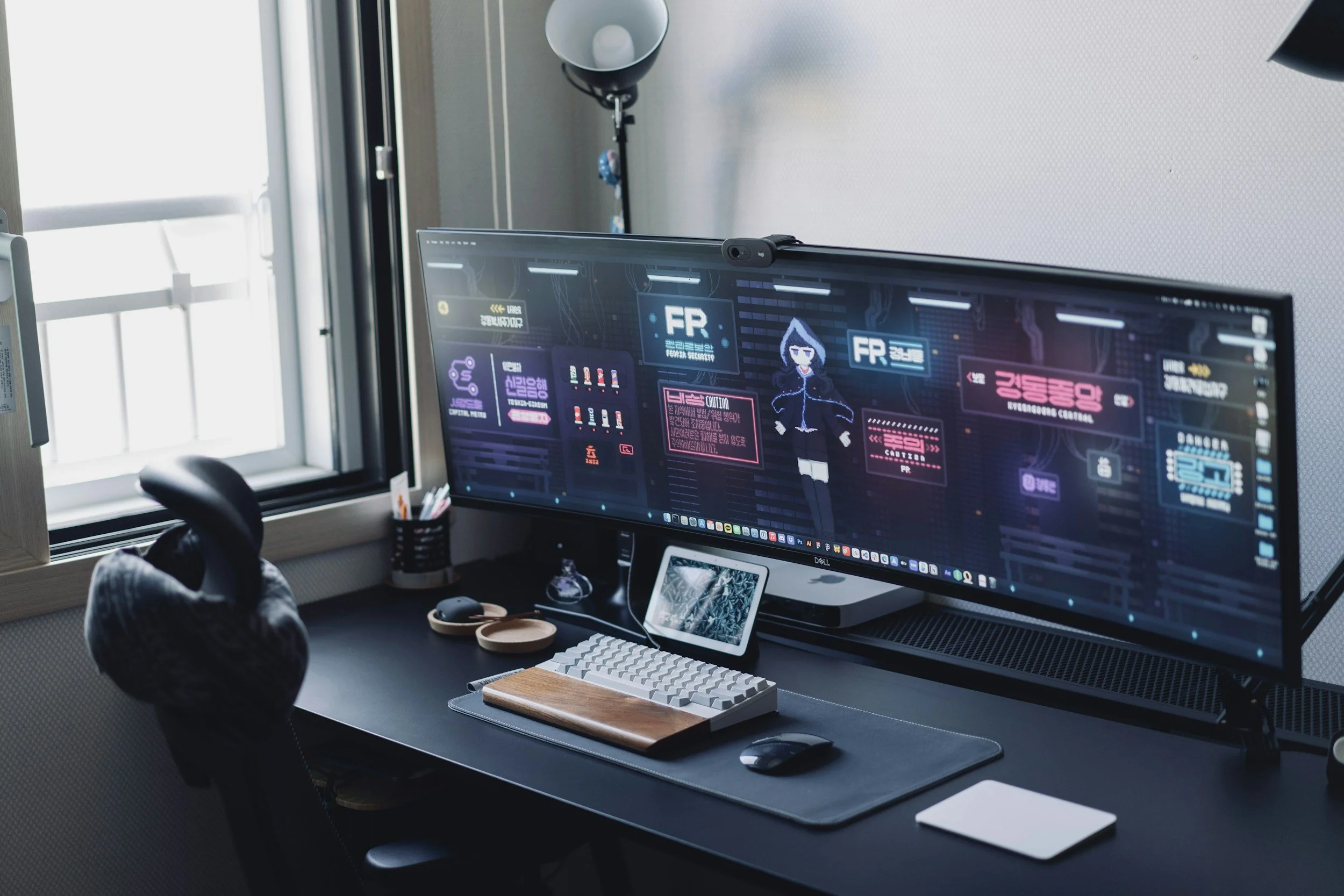 Multiple computer displays and keyboard on desk