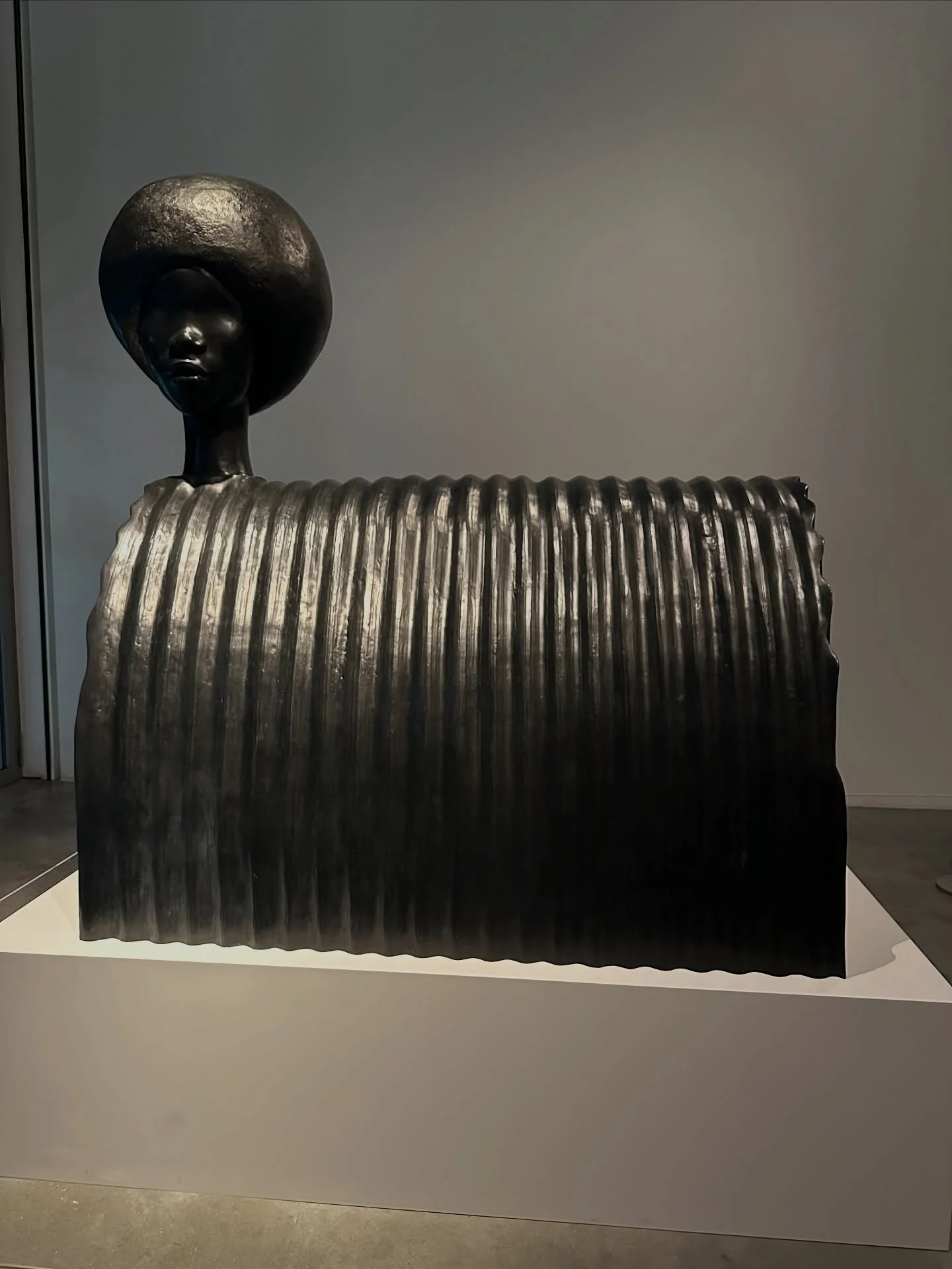 Seeing Sentinel at @tate is one of those works where the scale does the talking first. It&rsquo;s massive, heavy, and impossible to breeze past.

Simone Leigh @simoneyvetteleigh created this sculpture in 2019, merging the torso and head of a woman wi