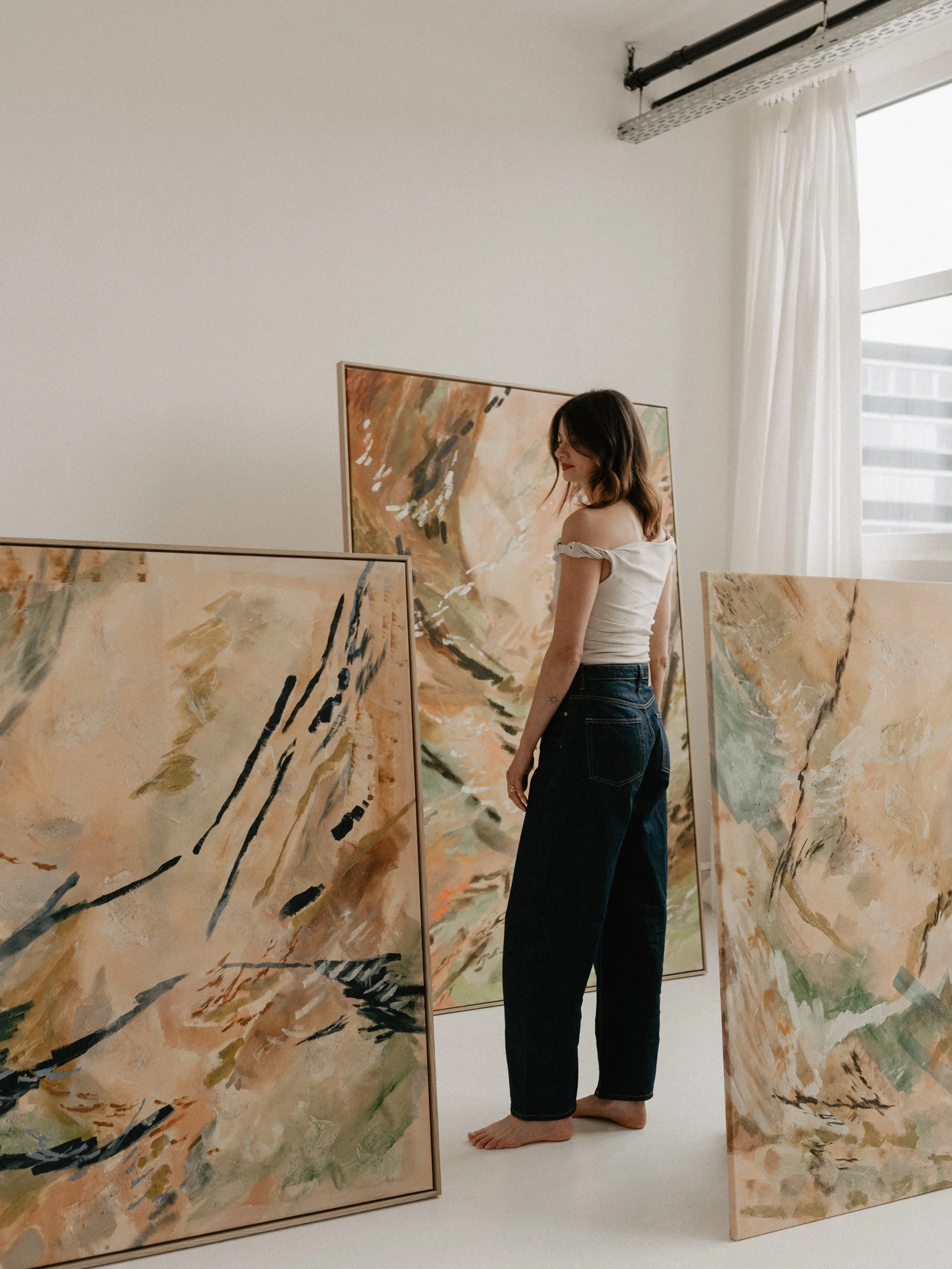 A great visit with @christinaannasperber talking through her new series The Inner Shift, work that explores quieter, internal changes and how that shows up on the surface.

We also got into the professional side: investing in a photoshoots, renting s
