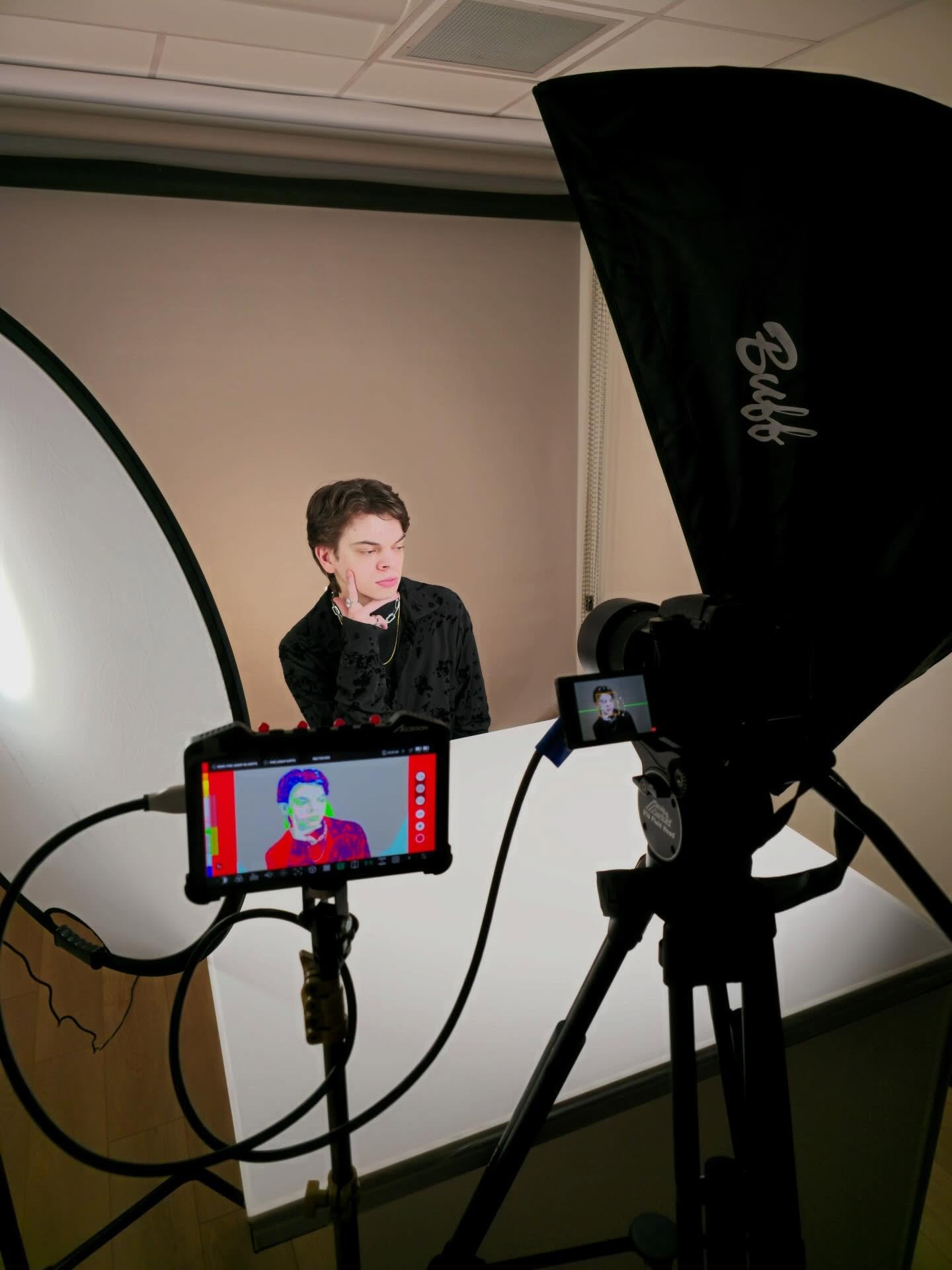 Behind the scenes➡️the result 

📸Had an awesome day of shooting with @unclehako in our photography studio this week! 

If you&rsquo;re a photographer looking for an easy &amp; professional studio space, check out the link in our bio. 

#photography 