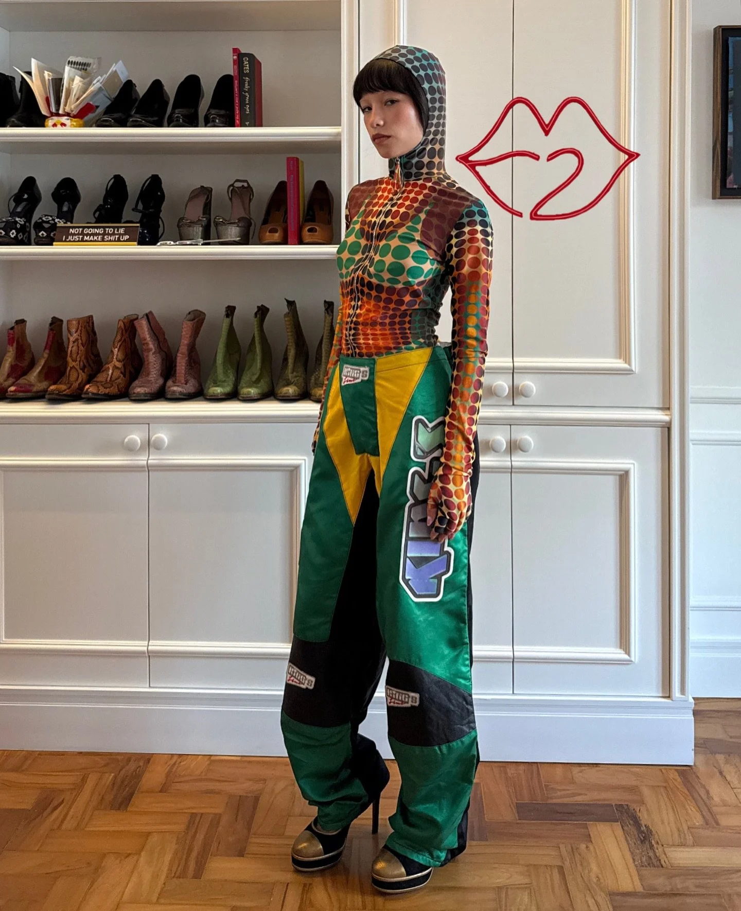 spotted:
shay veste macacão Jean Paul Gaultier calça de corrida e salto Chanel
