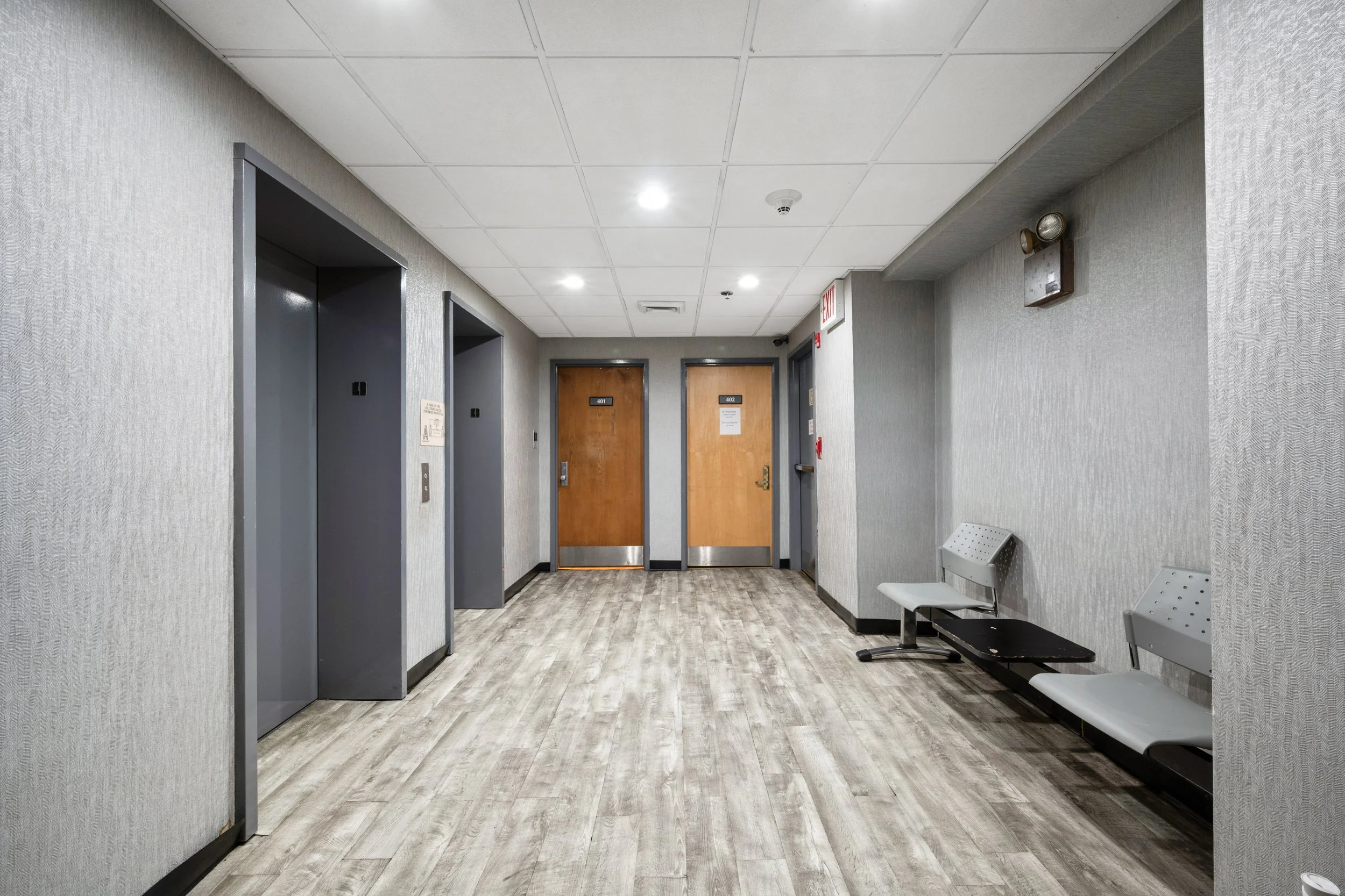 Shared waiting area FL 4